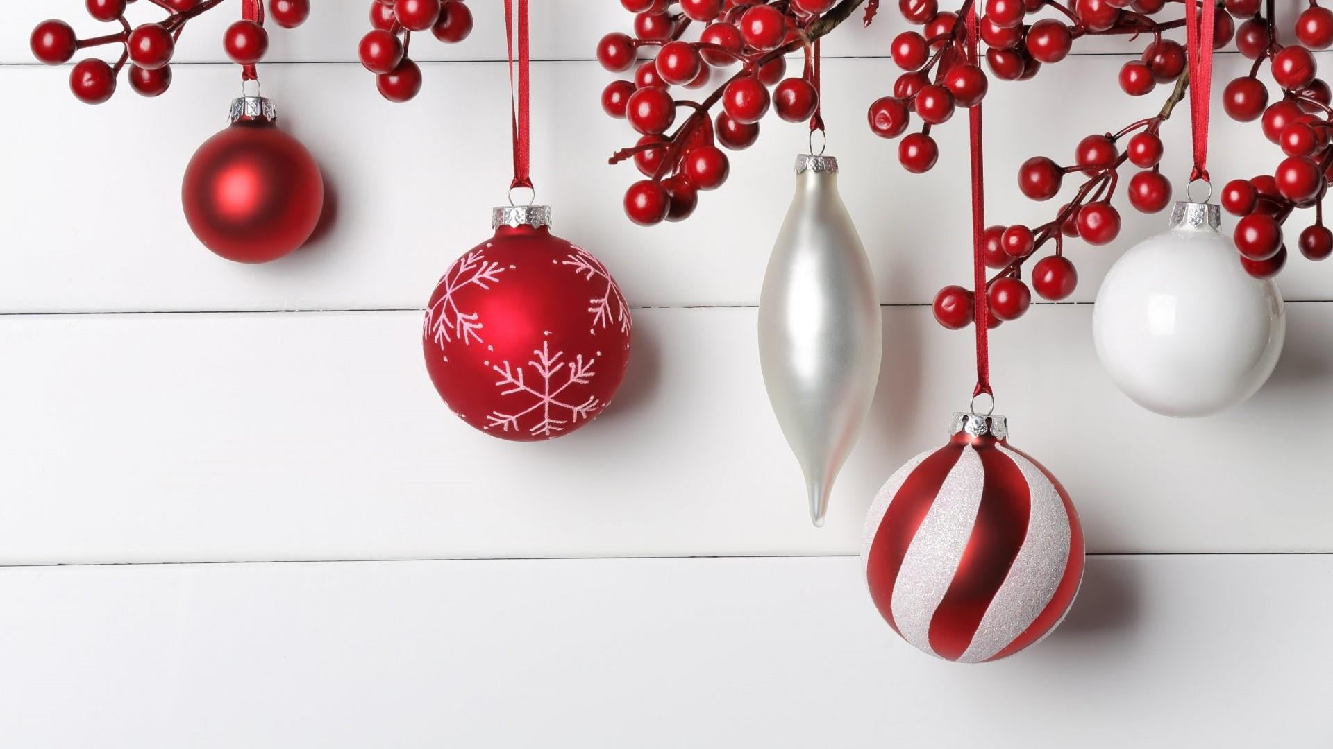 christmas ornament, no people, holiday - event, 1080P, hanging, sphere, red, decoration, group of objects, still life, white, christmas ball, white color, HD Wallpaper