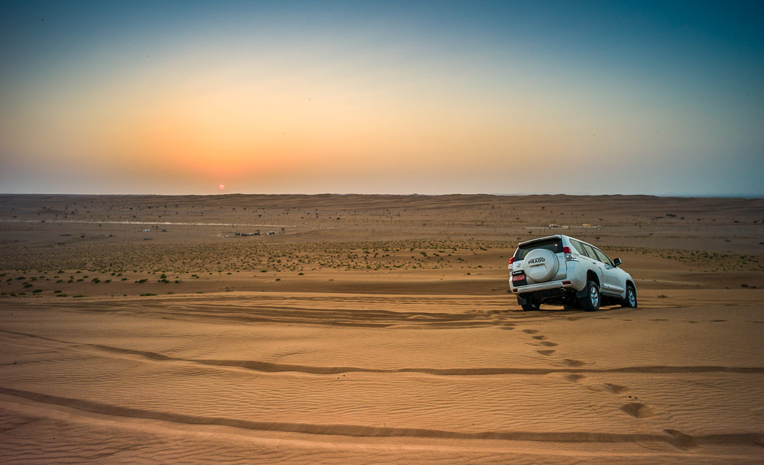 horizon over land, environment, beauty in nature, arid climate, land vehicle, sunset, no people, mode of transportation, landscape, outdoors, sports utility vehicle, HD Wallpaper