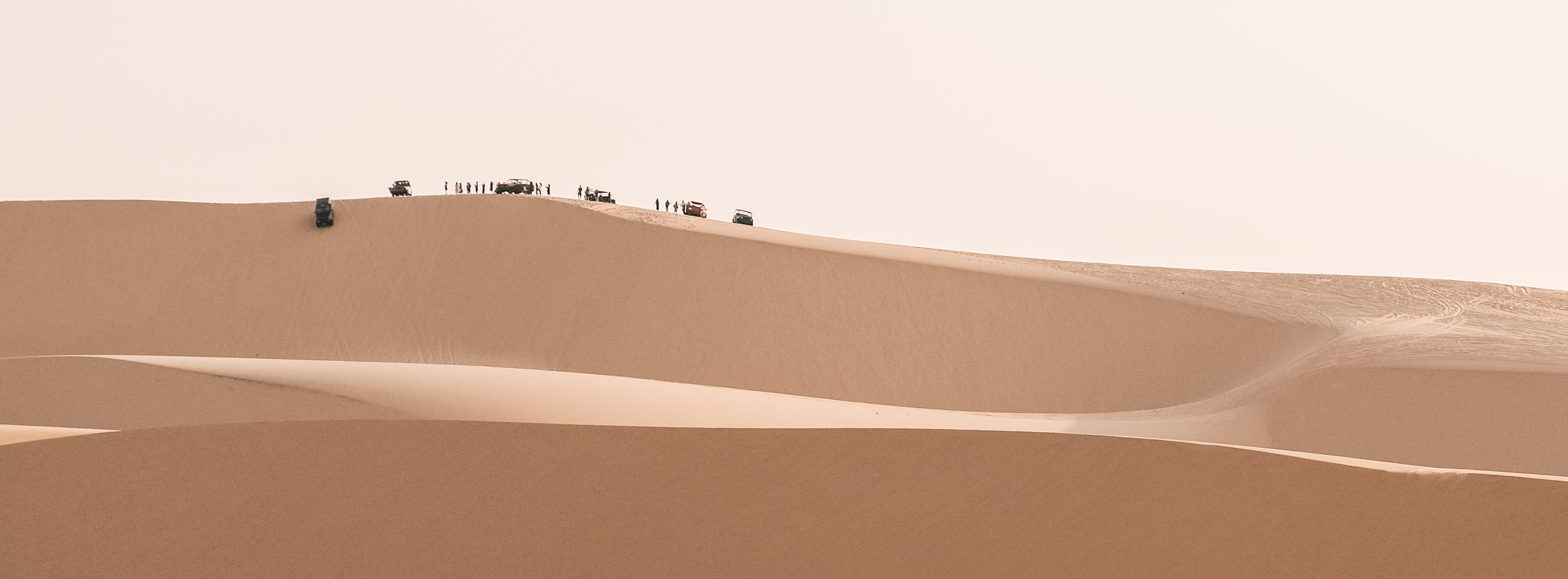 arid climate, wide, beauty in nature, day, minimalism, soil, 4K, no people, sand dune, desert, travel, non-urban scene, dry, remote, environment, HD Wallpaper