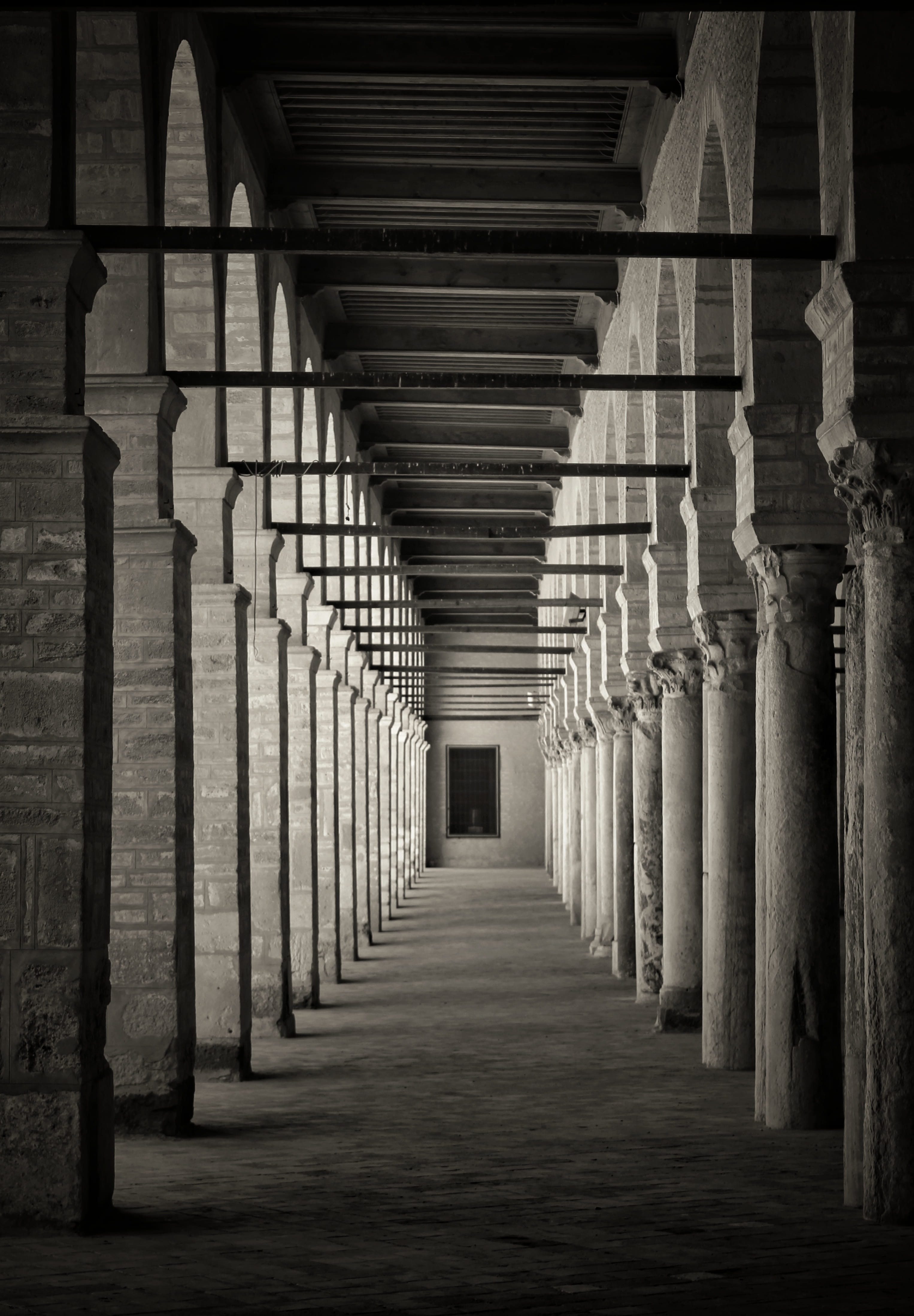 built structure, architectural column, old, no people, mosque, ceiling, empty, repetition, in a row, arcade, diminishing perspective, kairouan, monochrome, Phone HD Wallpaper