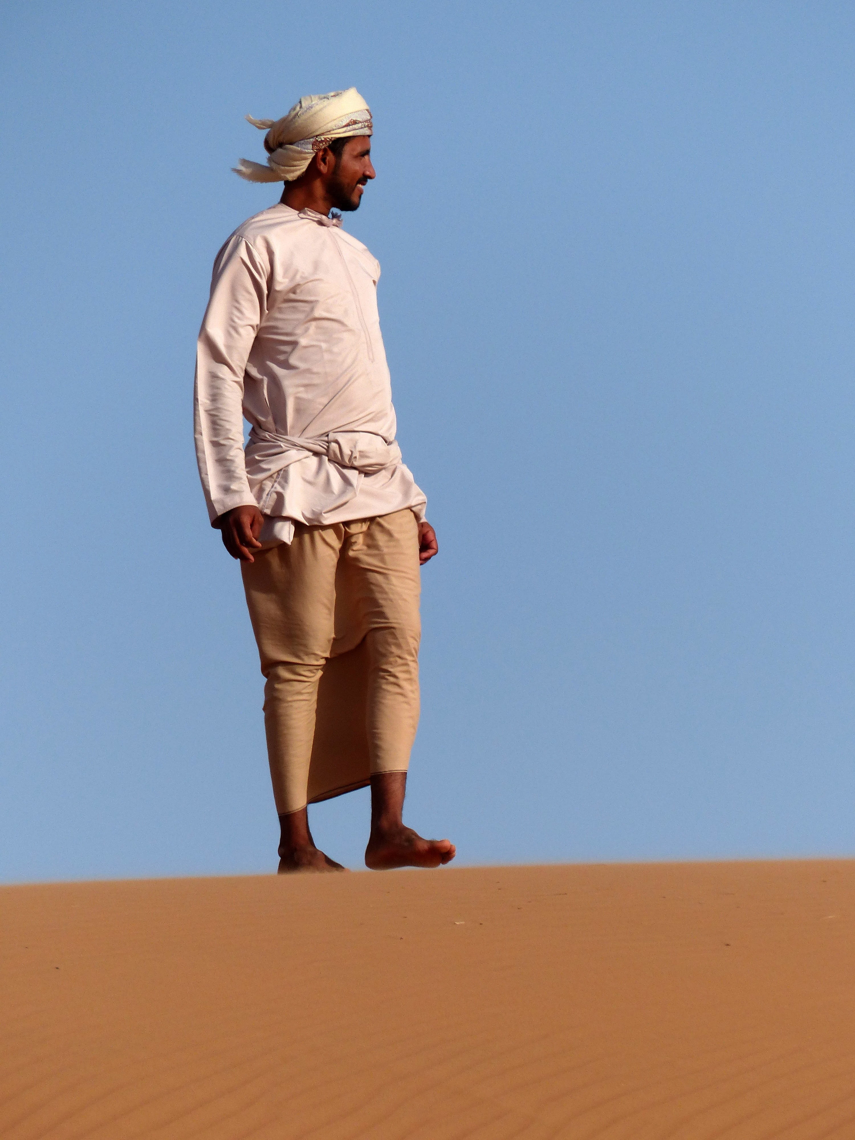 nature, real people, land, walking, lifestyles, sky, casual clothing, clothing, desert, landscape, 4K, adult, dune, man, hat, bedouin, sand, climate, standing, Phone HD Wallpaper