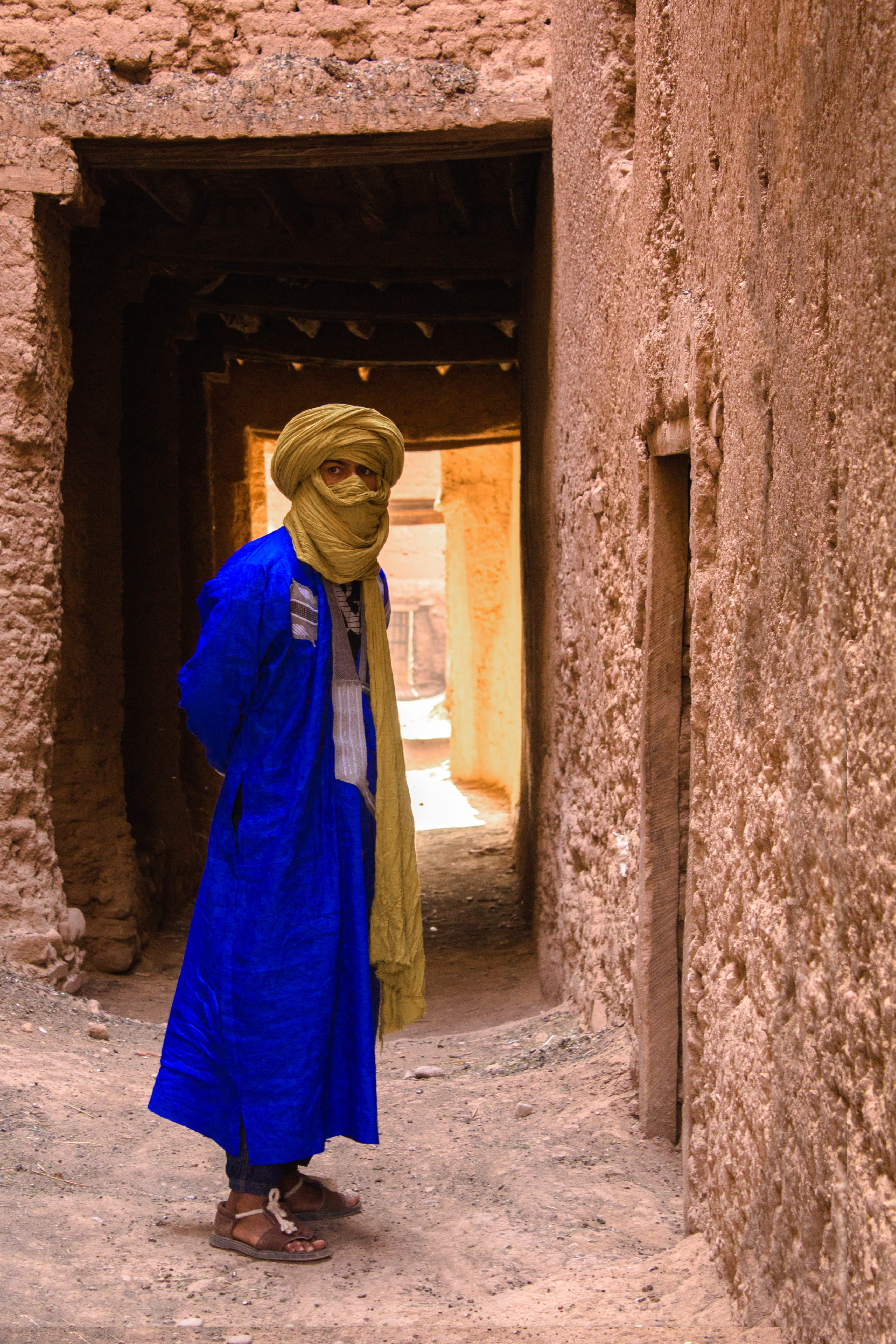 bedouin, front view, women, architecture, day, traditional clothing, arabic, turban, morocco, clothing, sahara, built structure, 5K, lifestyles, real people, Phone HD Wallpaper