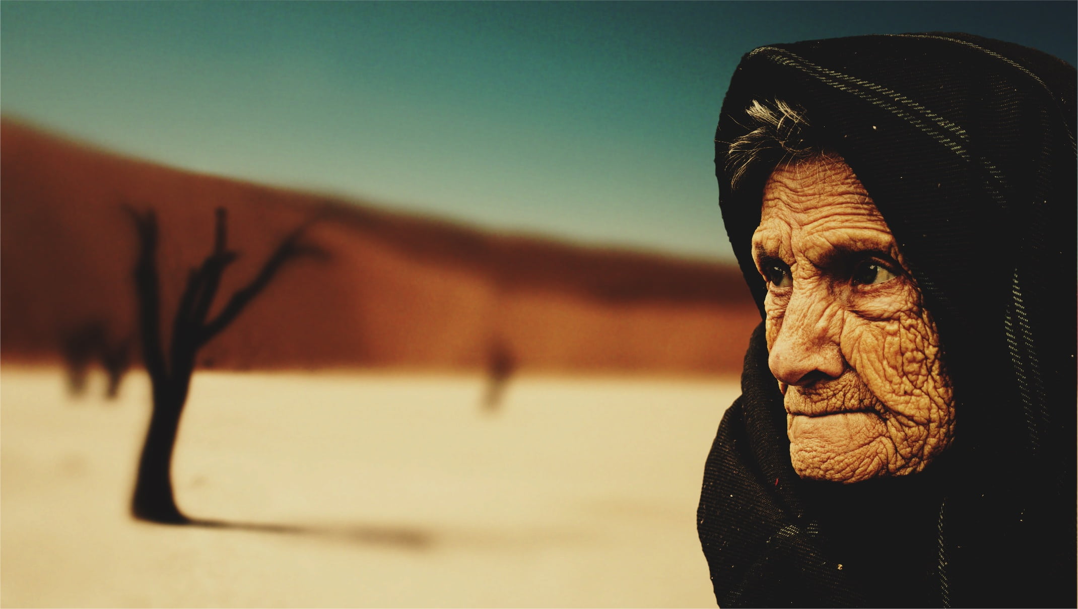 sunlight, land, sand, selective, black, people, bedouin, human representation, beauty in nature, nature, desert, wearing, old age, sculpture, sky, close-up, HD Wallpaper