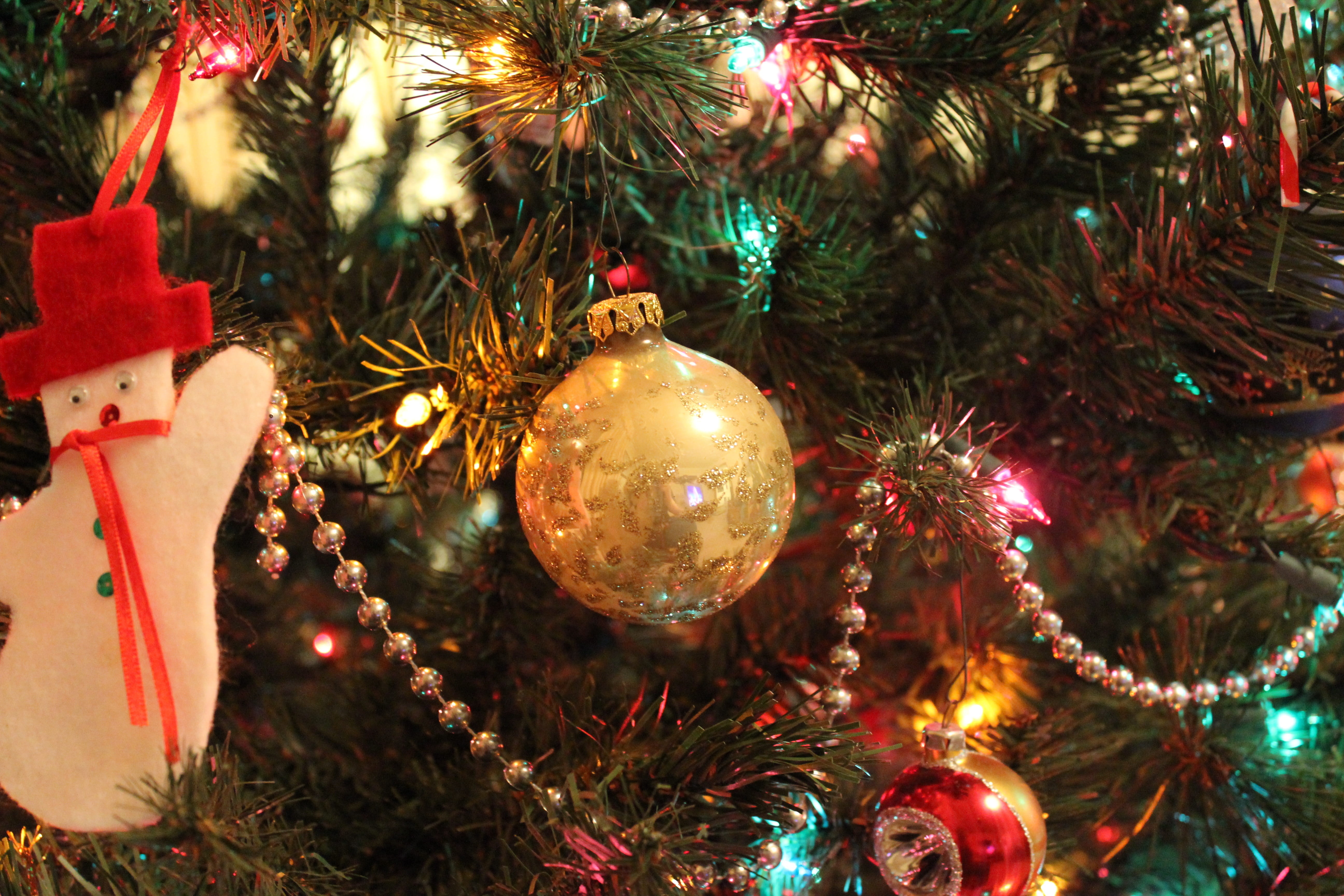 hanging, holiday - event, christmas Tree, glow, green Color, no people, close-up, Lights, festive, christmas, sphere, december, tree, home, gift, illuminated, HD Wallpaper
