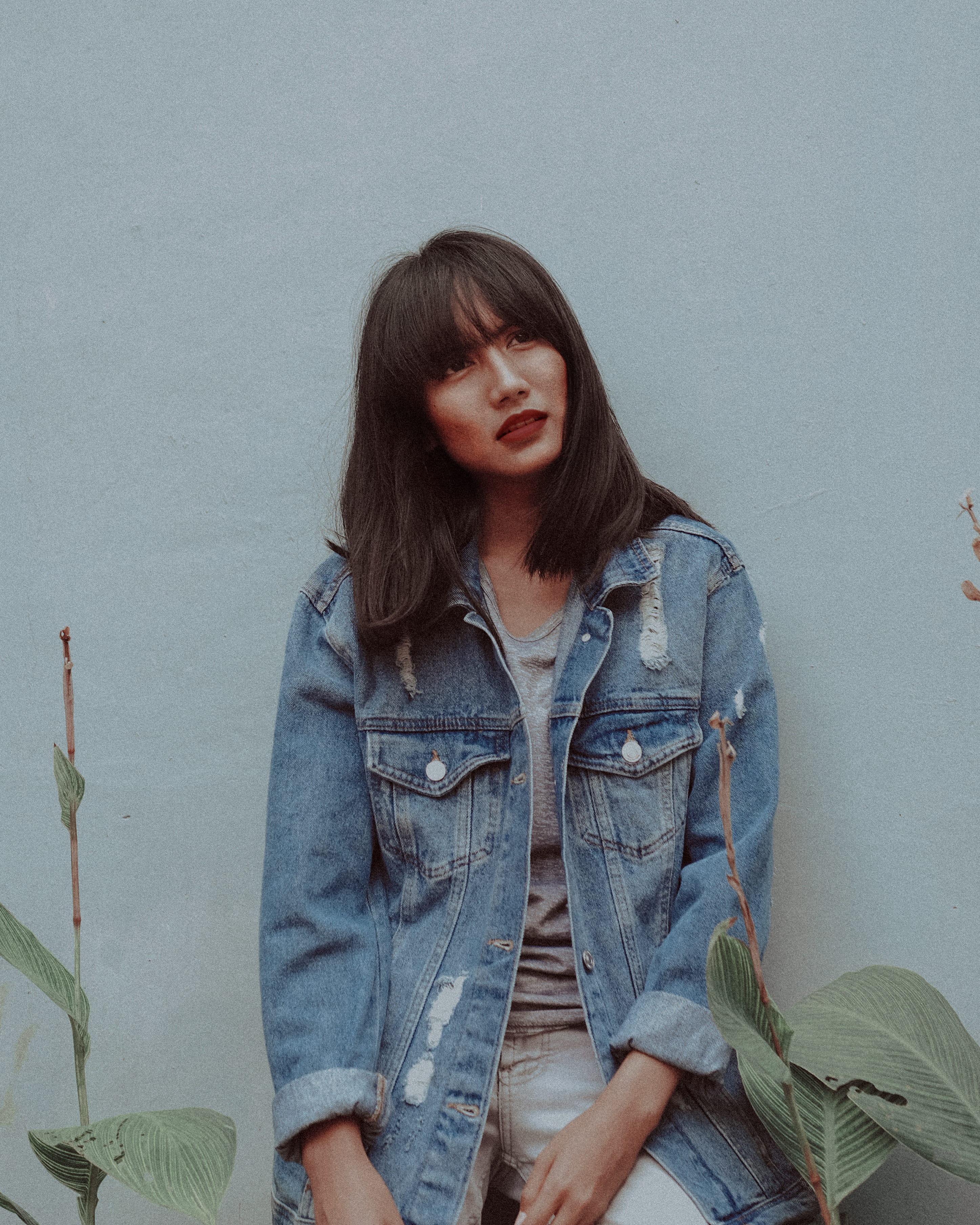 wall, stonewashed, fasion moden, bangs, person, girl, long hair, leisure activity, casual clothing, hairstyle, leaning, one person, portrait mood, wall - building feature, Phone HD Wallpaper