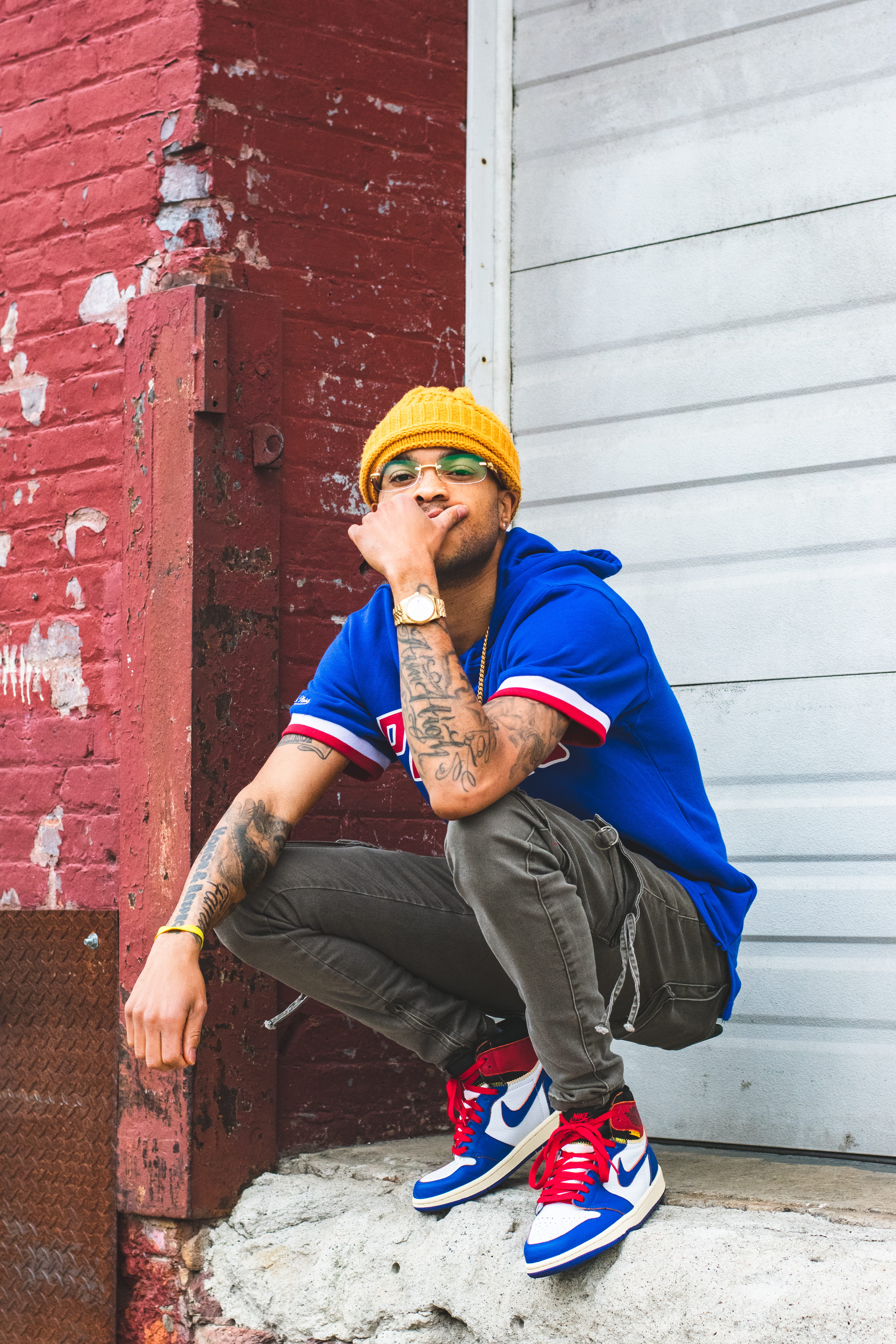 roller, happiness, jersey, full length, lifestyles, casual wear, architecture, wristwatch, eyeglasses, shirt, portrait, accessories, men, eyewear, casual clothing, Phone HD Wallpaper