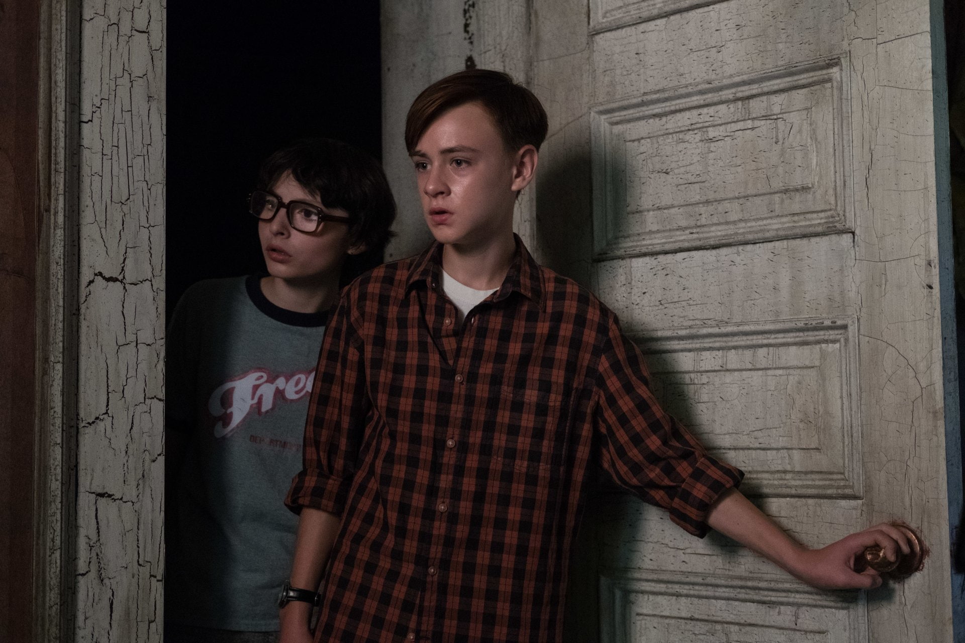 wall - building feature, waist up, men, males, standing, people, togetherness, Finn Wolfhard, teenager, teenage boys, child, 1080P, two people, young adult, HD Wallpaper