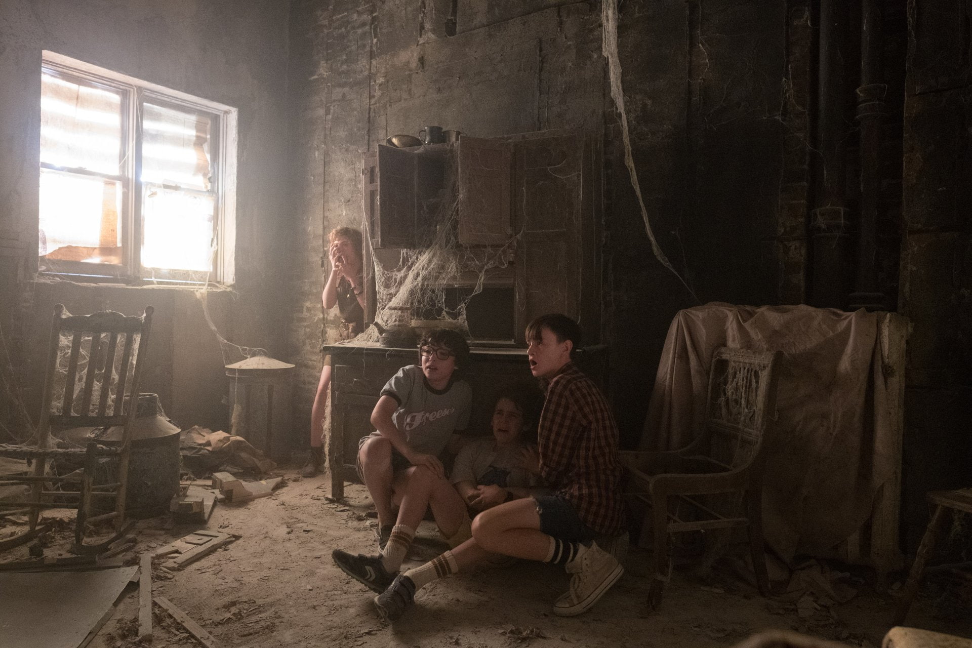 people, It (2017), 1080P, full length, damaged, Finn Wolfhard, indoors, couple - relationship, day, window, dirty, lifestyles, dark, adult, mid adult, HD Wallpaper