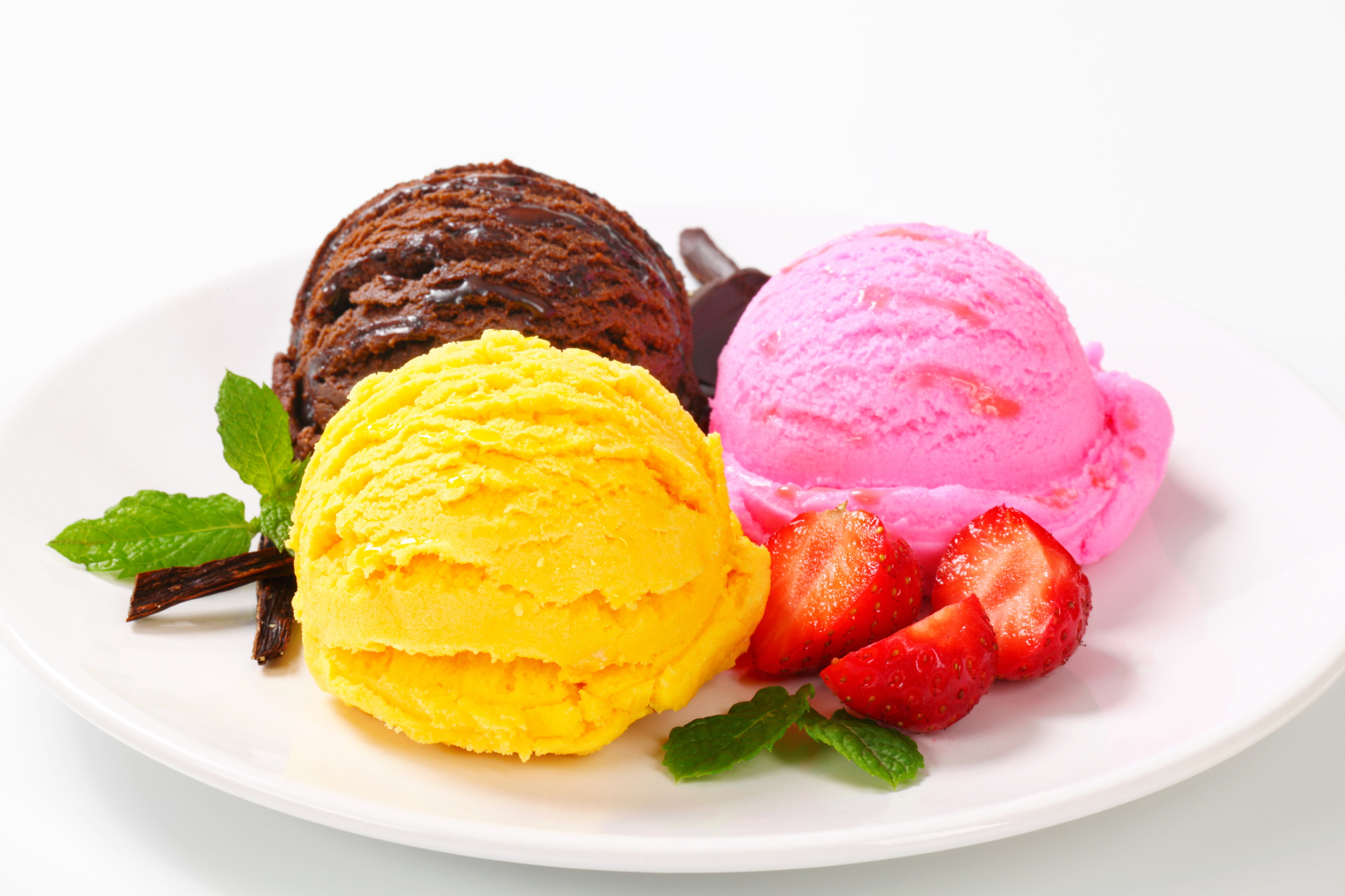 frozen sweet food, no People, ready-to-eat, ice Cream Cone, balls, berries, sweet Food, white background, temptation, food and drink, white, food, chocolate, HD Wallpaper