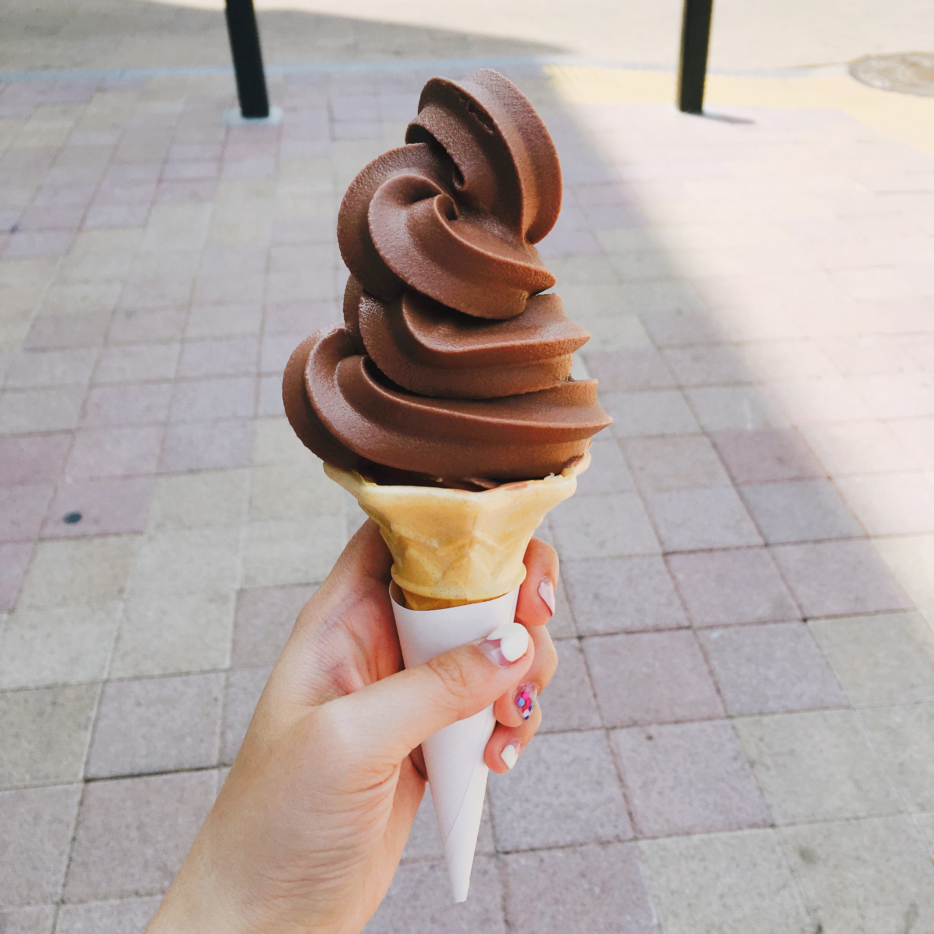 sweet food, dessert, frozen food, frozen, indulgence, person, food and drink, real people, hand, ice, Ice Cream, dairy product, ice cream cone, human body part, Phone HD Wallpaper