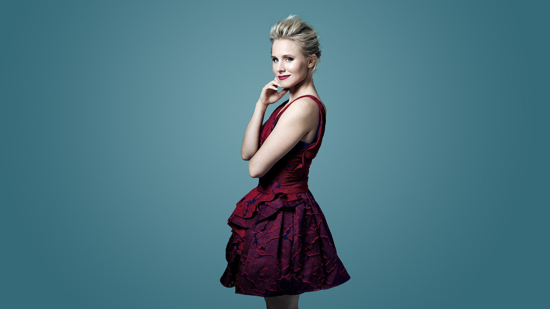 celebrity, blue background, young adult, dress, indoors, colored background, portrait, looking at camera, glamour, fashion, blond hair, copy space, smirk, HD Wallpaper