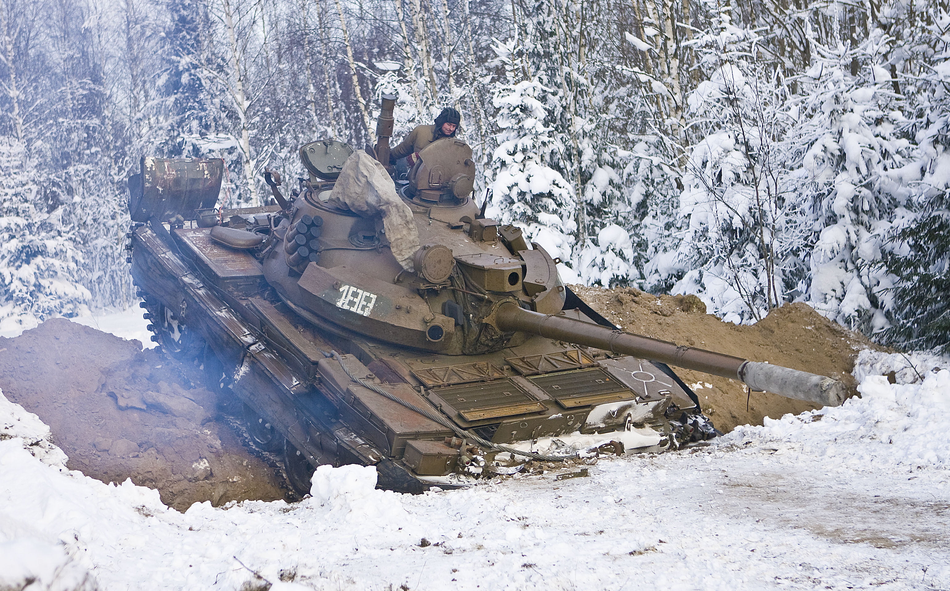 russia, caterpillar Track, land, world War II, tank, army, outdoors, field, heavy, snow, mode of transportation, war, snowcapped mountain, environment, HD Wallpaper