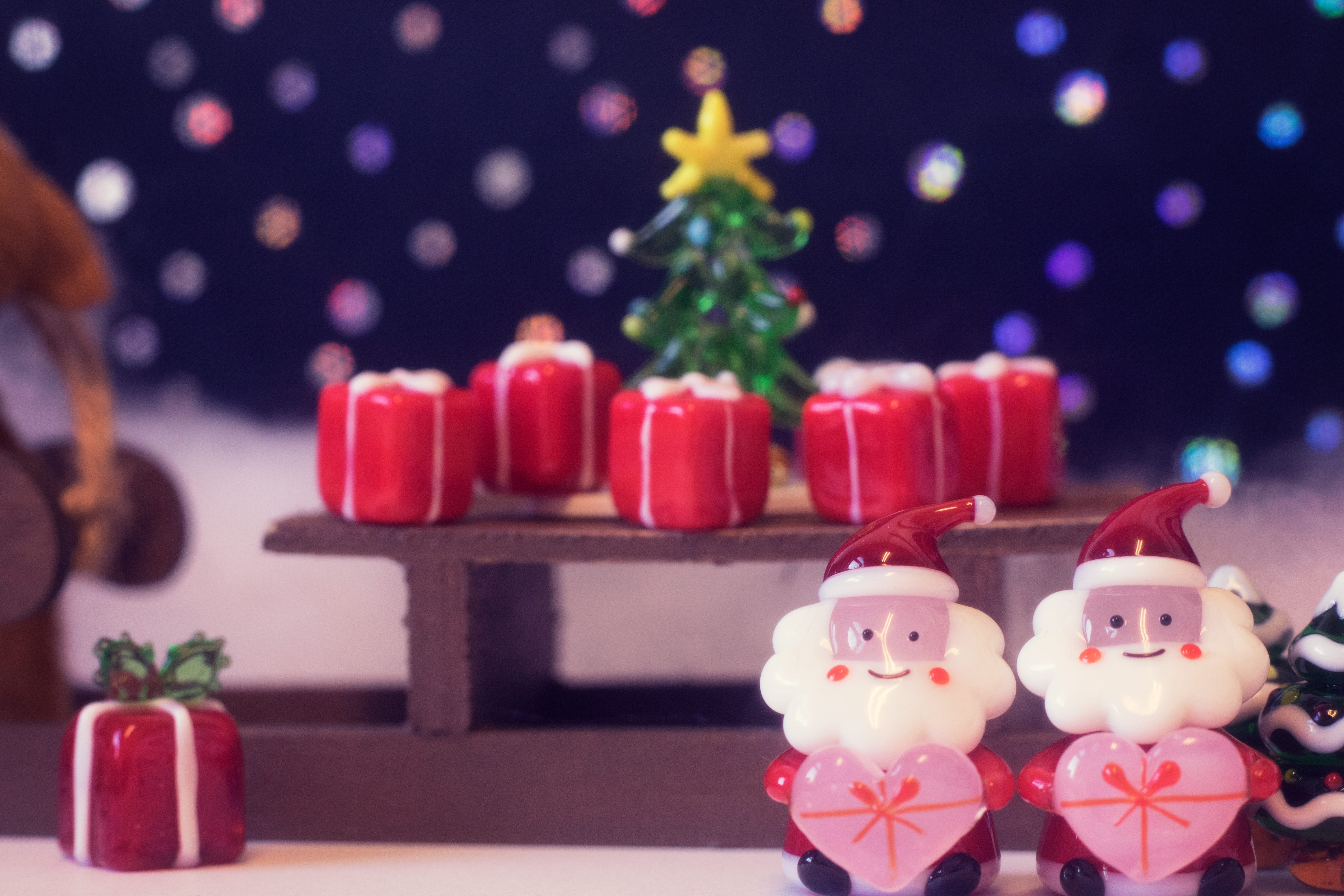winter, large group of objects, tree, holiday - event, gift, green lighted, 5K, focus on foreground, celebration, white, season, snowman, still life, food, HD Wallpaper