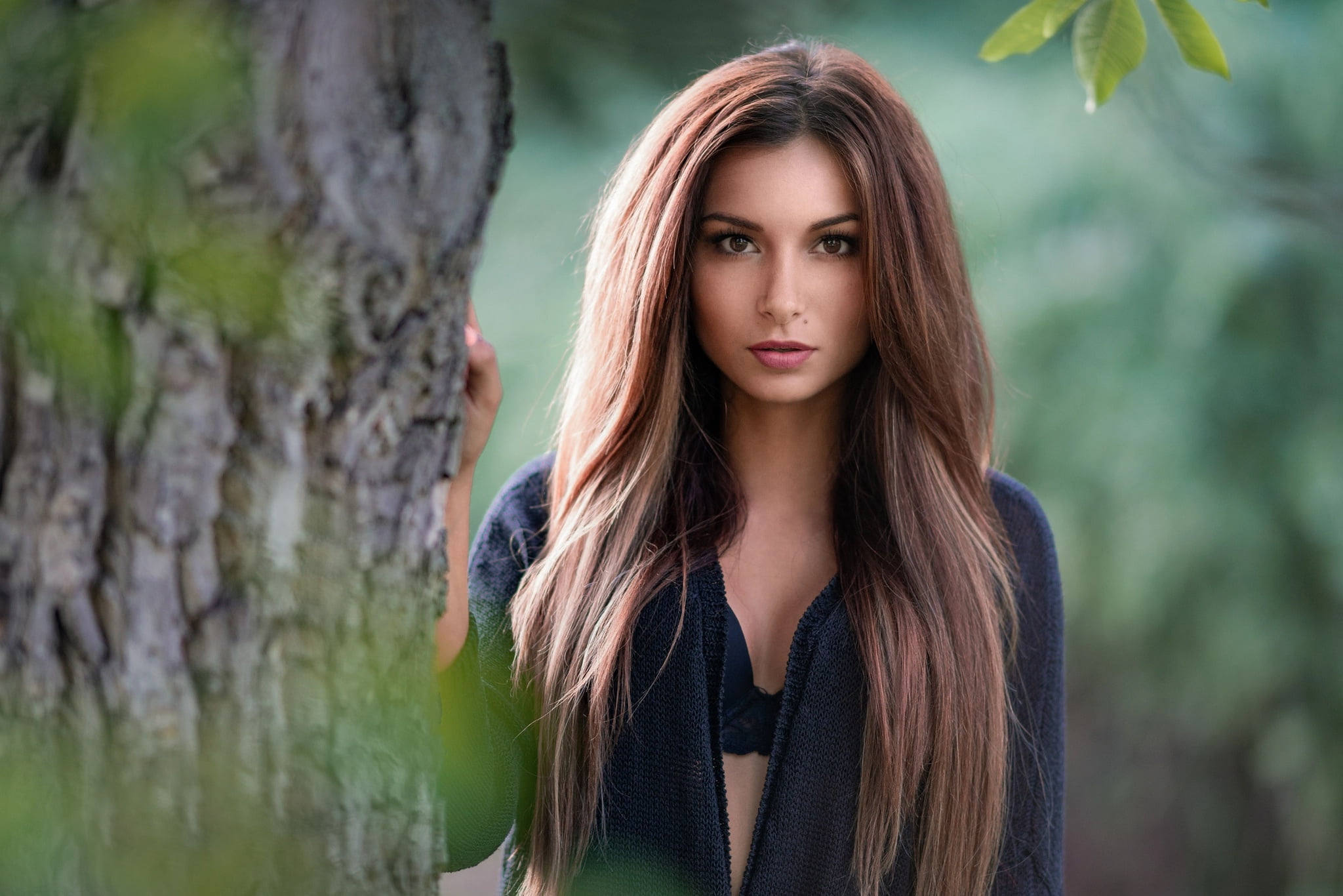 trunk, 1080P, makeup, girl, brown hair, jacket, look, Robert Chrenka, tree, HD Wallpaper