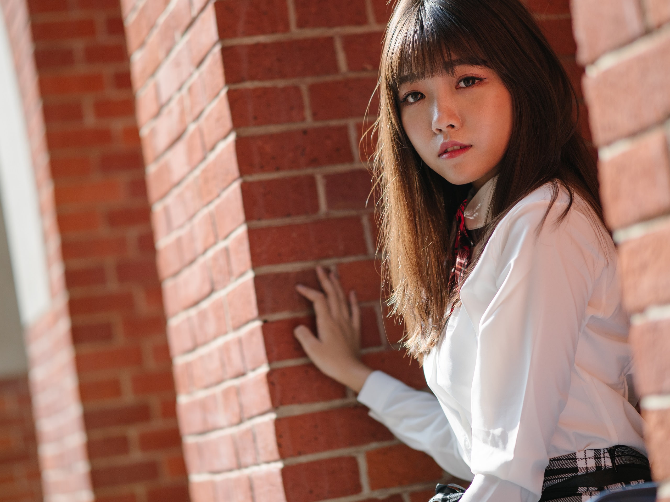wall, bangs, women, day, looking at viewer, brown hair, shirt, beauty, hairstyle, bricks, women outdoors, portrait, long hair, looking at camera, 2K, outdoors, HD Wallpaper