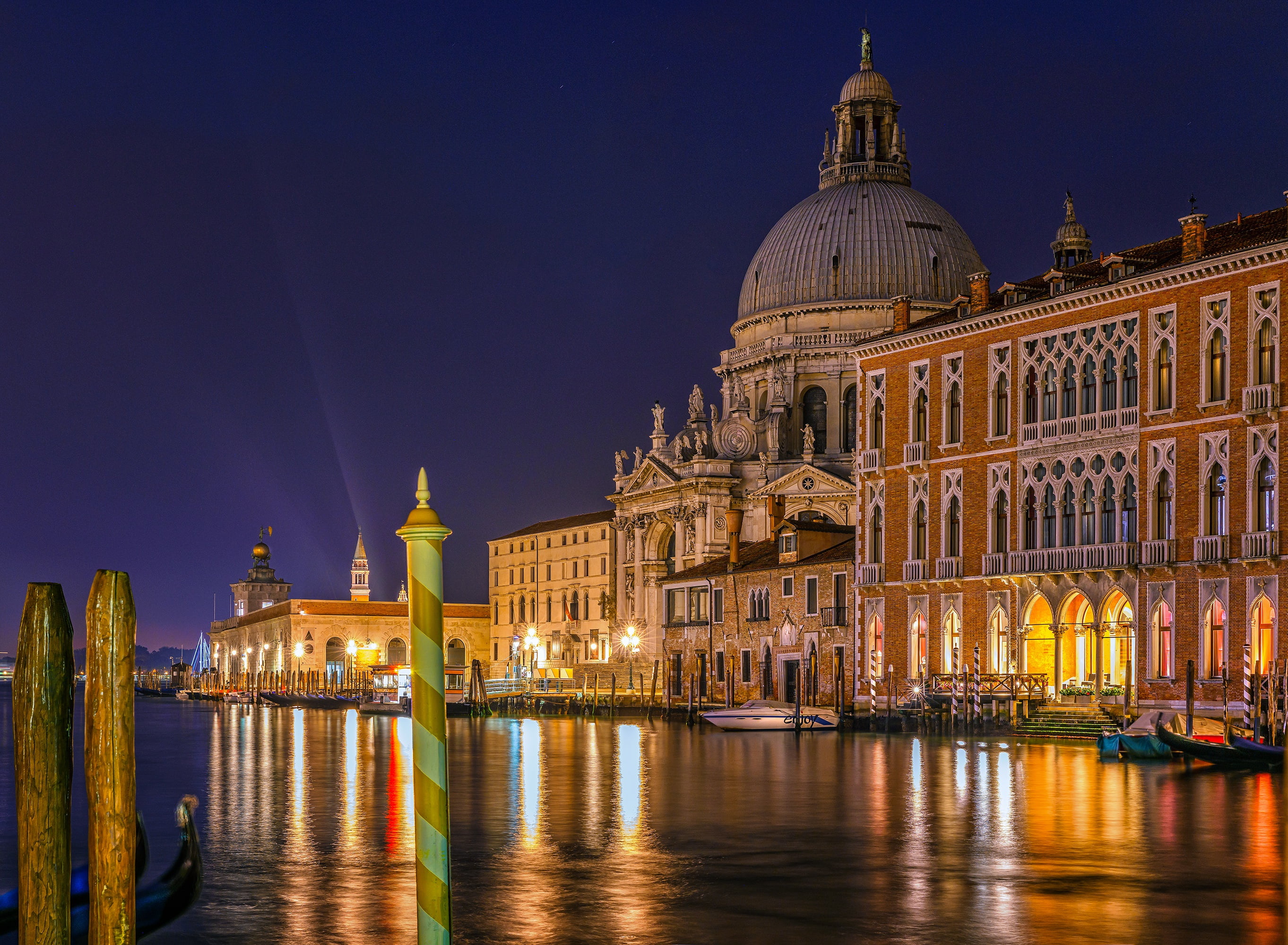 promenade, night city, Dorsoduro, 2K, building, Grand Canal, channel, The Cathedral of Santa Maria della Salute, Italy, Venice, Santa Maria della Salute, HD Wallpaper