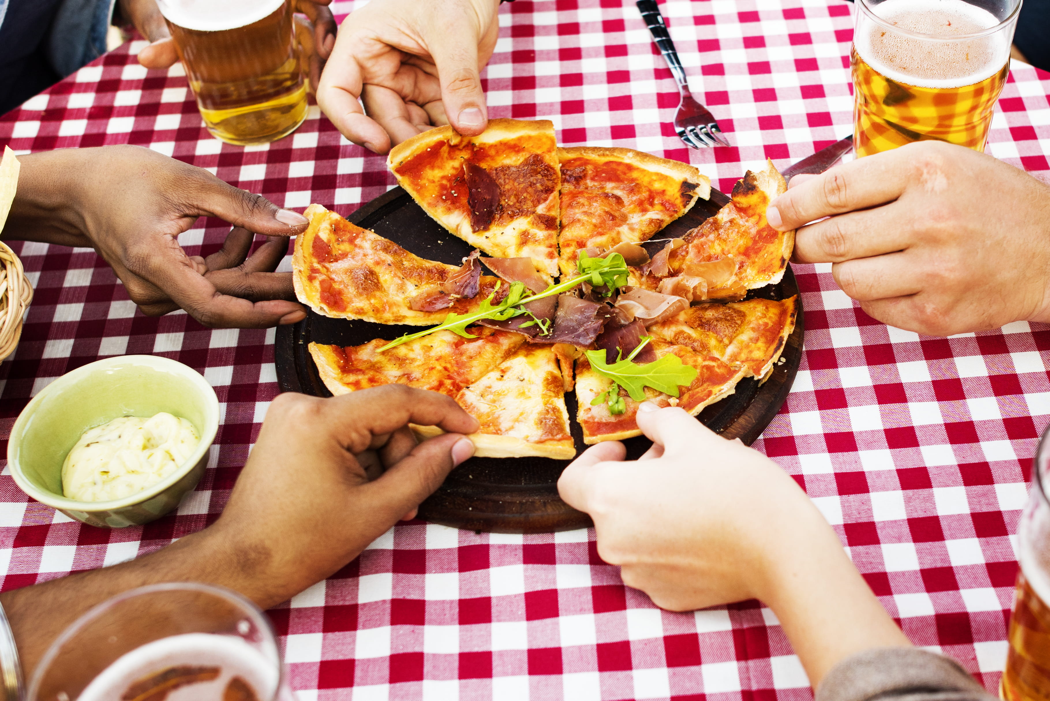 tasty, eat, group of people, plate, friends, tablecloth, diversity, pizza, grab, checked pattern, dinner, adult, party, togetherness, restaurant, picnic, HD Wallpaper