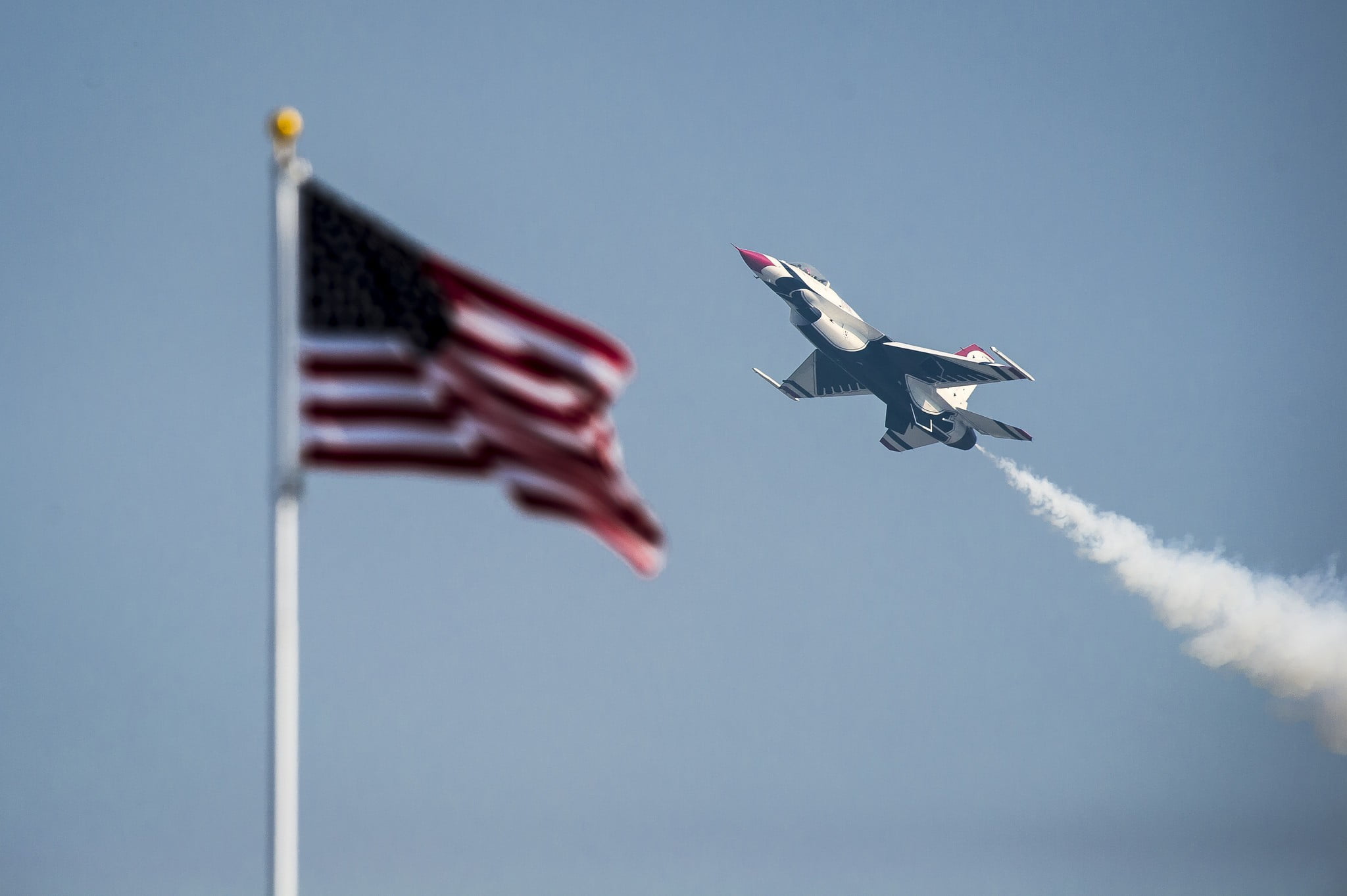 fighter plane, thunderbirds, mode of transportation, military aircraft, vapor trail, air vehicle, bird, black, day, government, low angle view, General Dynamics F-16 Fighting Falcon, HD Wallpaper