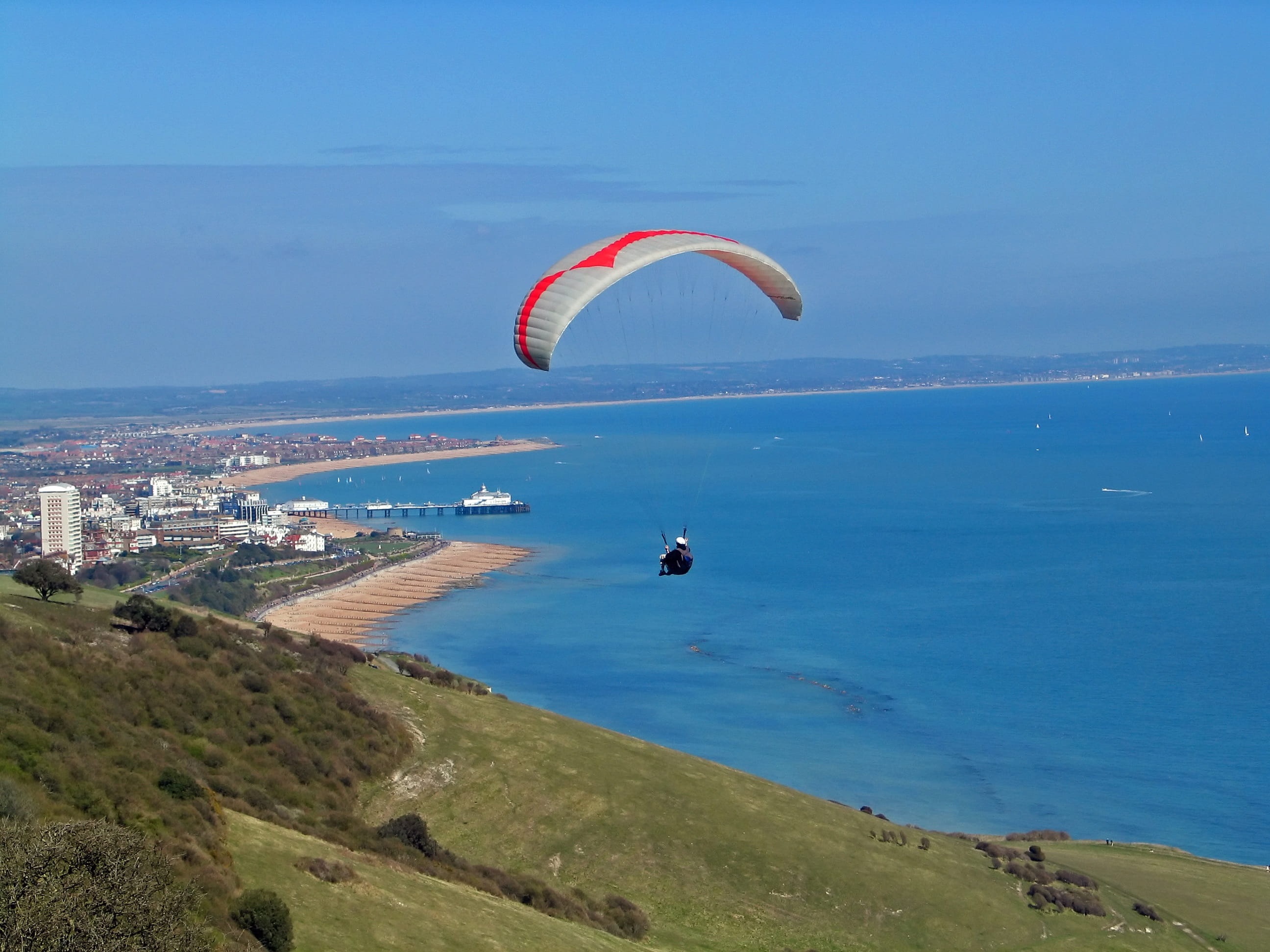 paraglide, current, jumper, ocean, sport, land, mid-air, extreme, soar, ascend, jump, parachute, skydiving, countryside, takeoff, parachuting, beach, water, HD Wallpaper