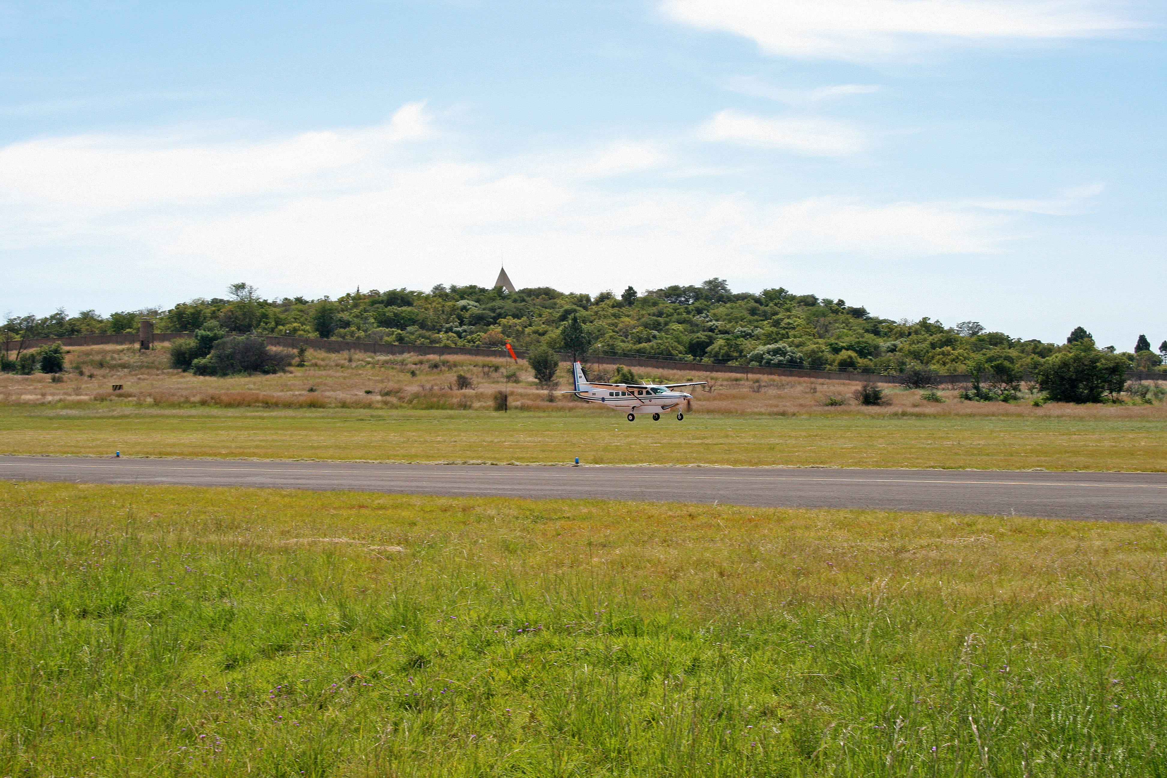 cessna caravan, aircraft, non-urban scene, landing, airshow, sky, environment, display, built structure, day, water, field, growth, approaching aircraft, HD Wallpaper