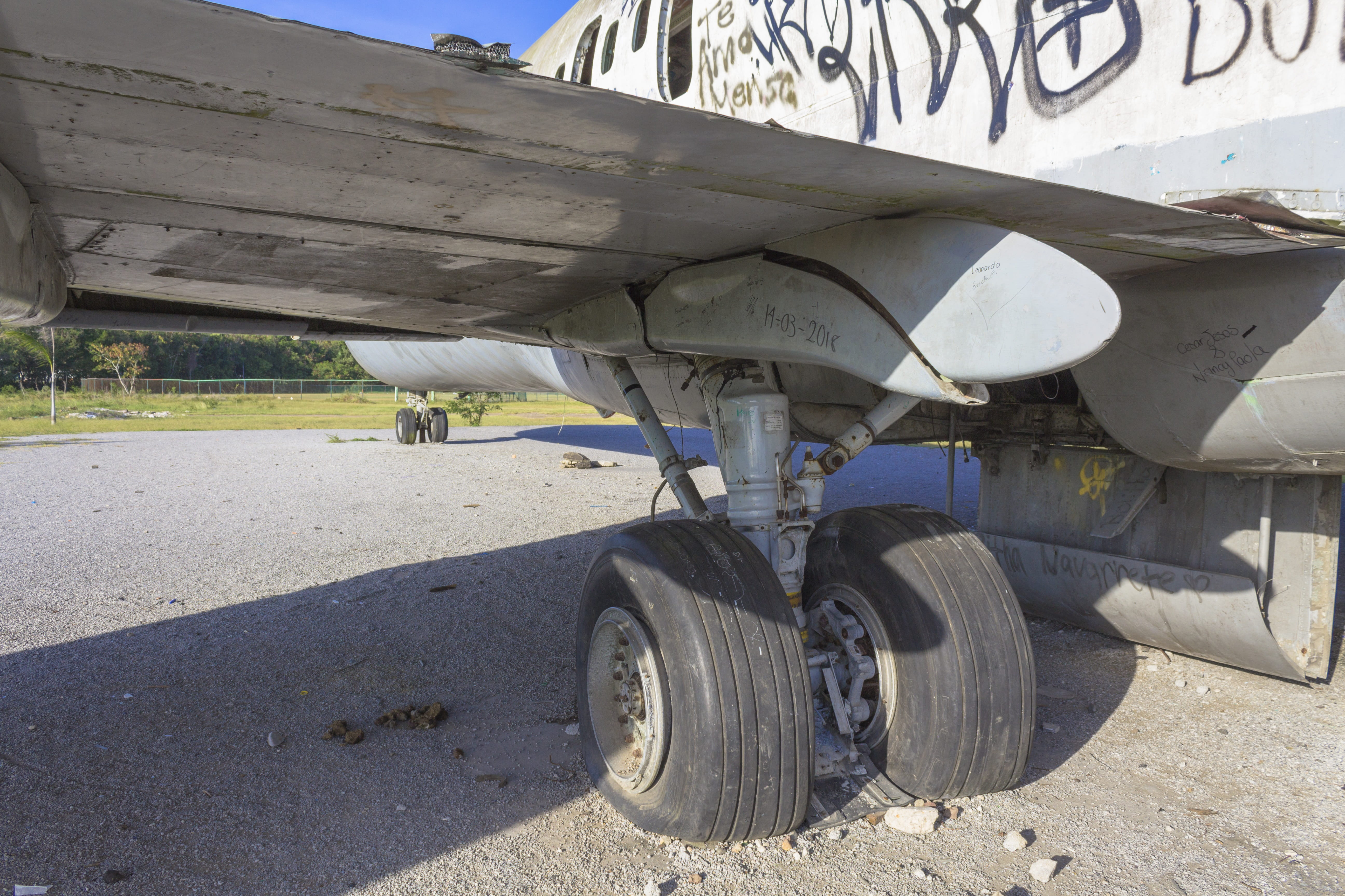 outdoors, chassis, mode of transportation, mexico, rim, approach, 5K, sunlight, sand, wheel, white color, tire, shadow, architecture, airport, take off, HD Wallpaper