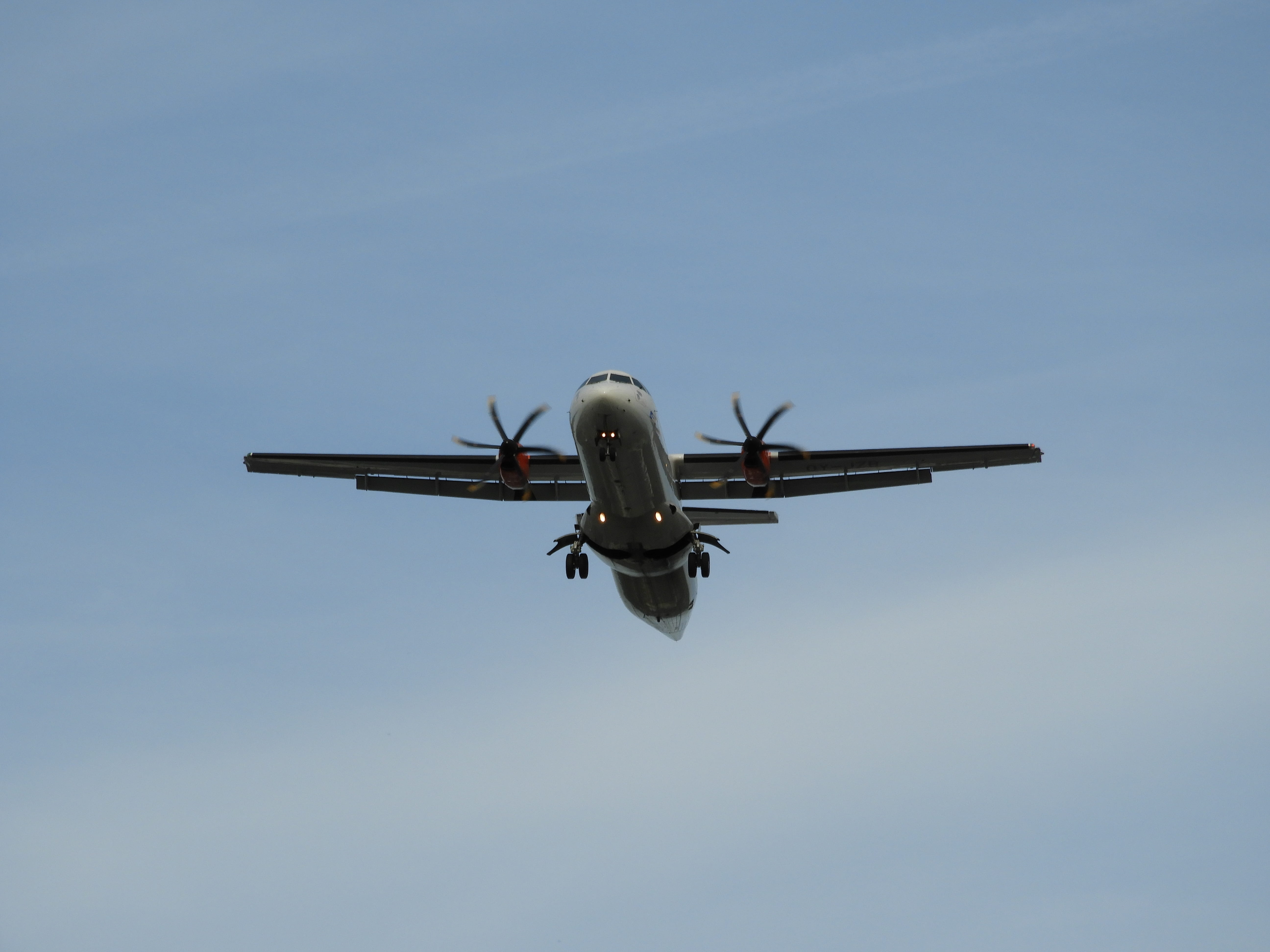 flying, Landing, outdoors, copy space, air vehicle, aircraft, aerospace industry, propeller, mid-air, approach, journey, travel, leaving, mode of transportation, HD Wallpaper