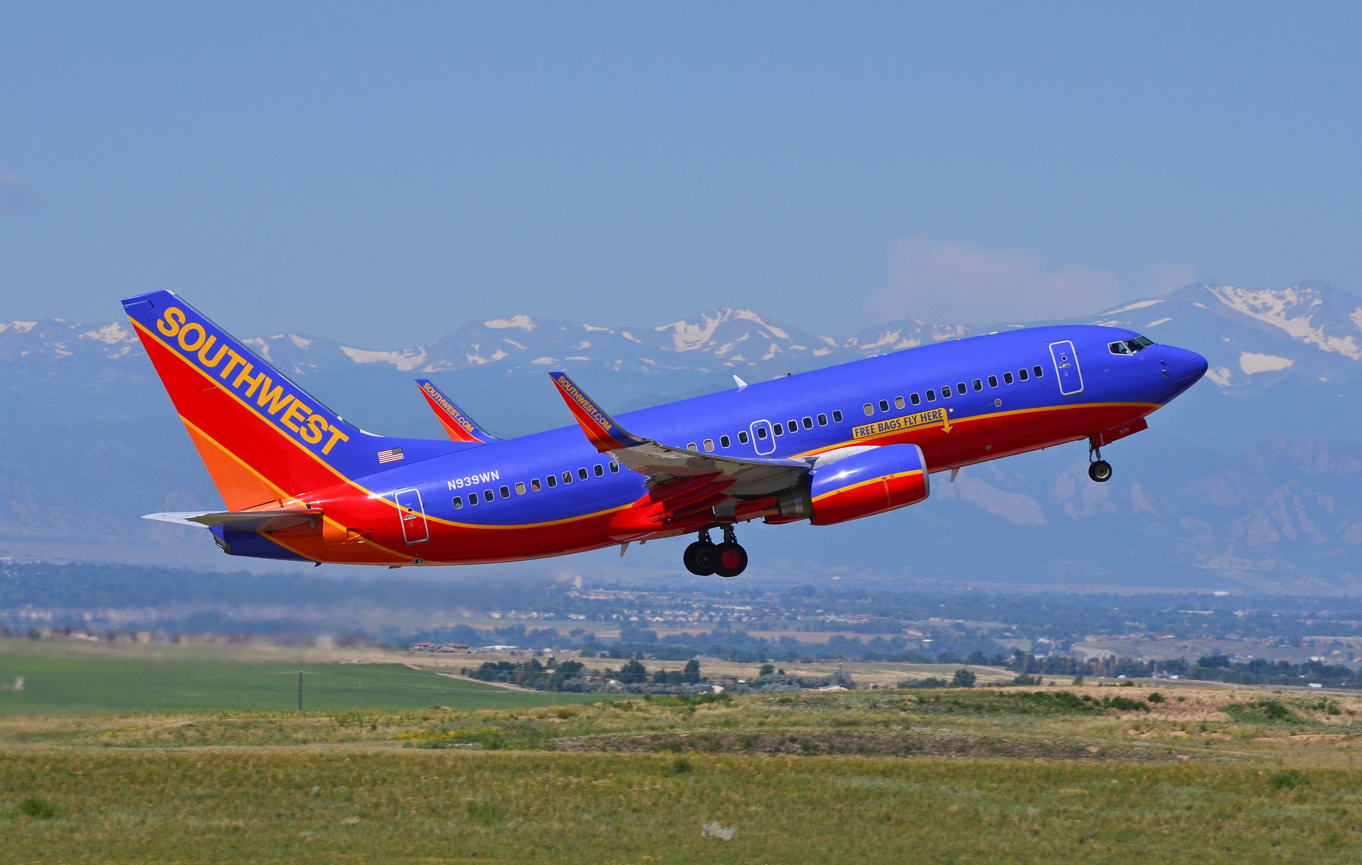 airliner, usa, outdoors, nature, sky, airfield, on the move, flying, adventure, passenger, grass, no people, cargo, ferry, air vehicle, jet, flight, southwest, HD Wallpaper