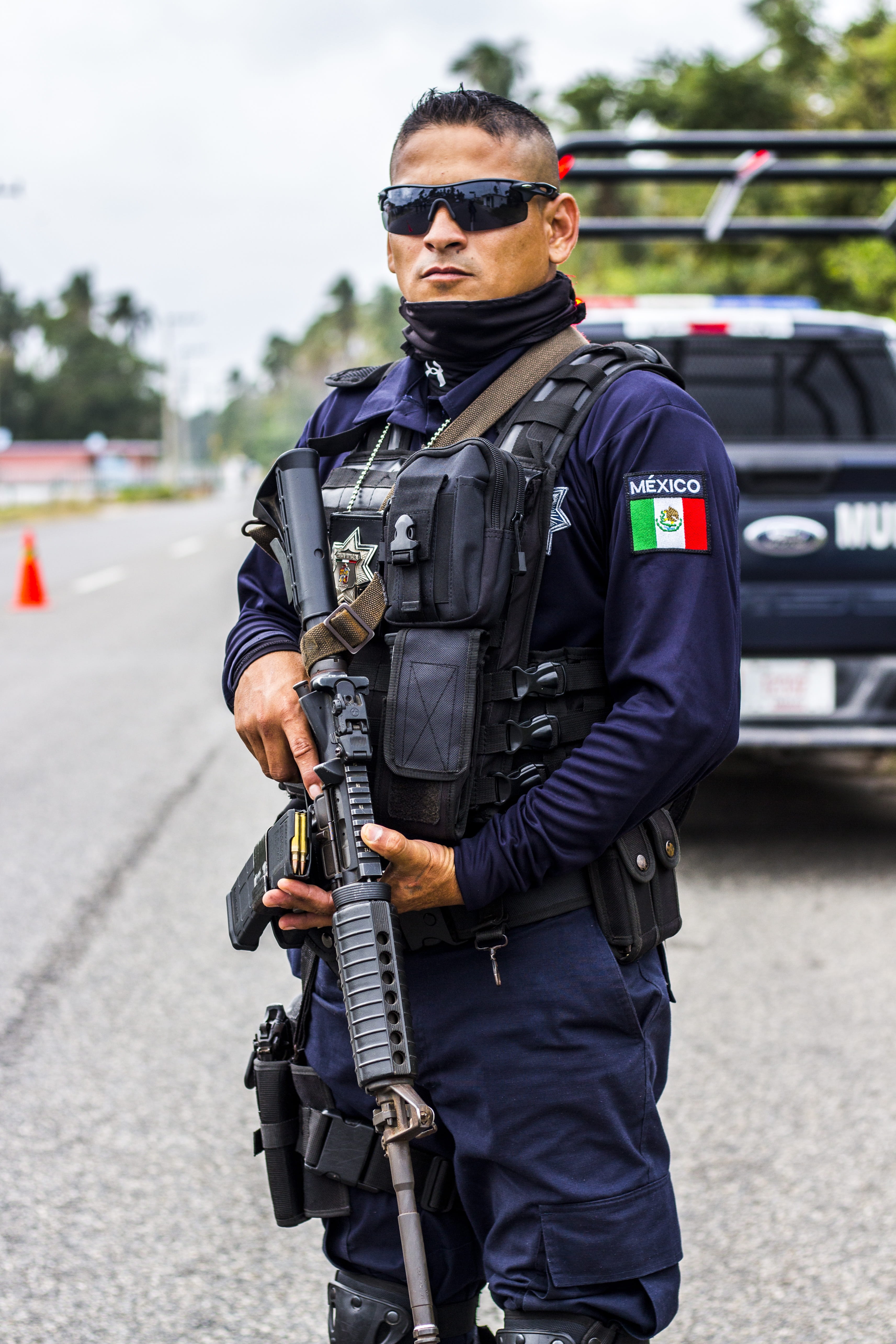 agent, focus on foreground, shoot, uniform, responsibility, day, standing, government, mexico, safety, 5K, occupation, clothing, gun, soldier, men, outdoors, Phone HD Wallpaper