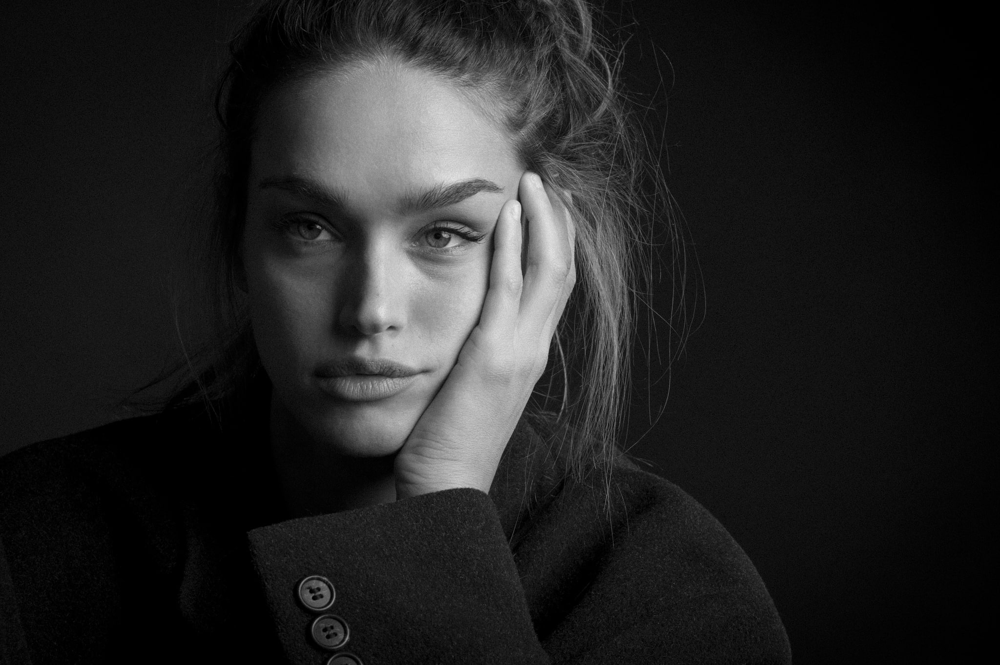 women, monochrome, looking at viewer, 1080P, face, hand on face, coats, portrait, black coat, HD Wallpaper