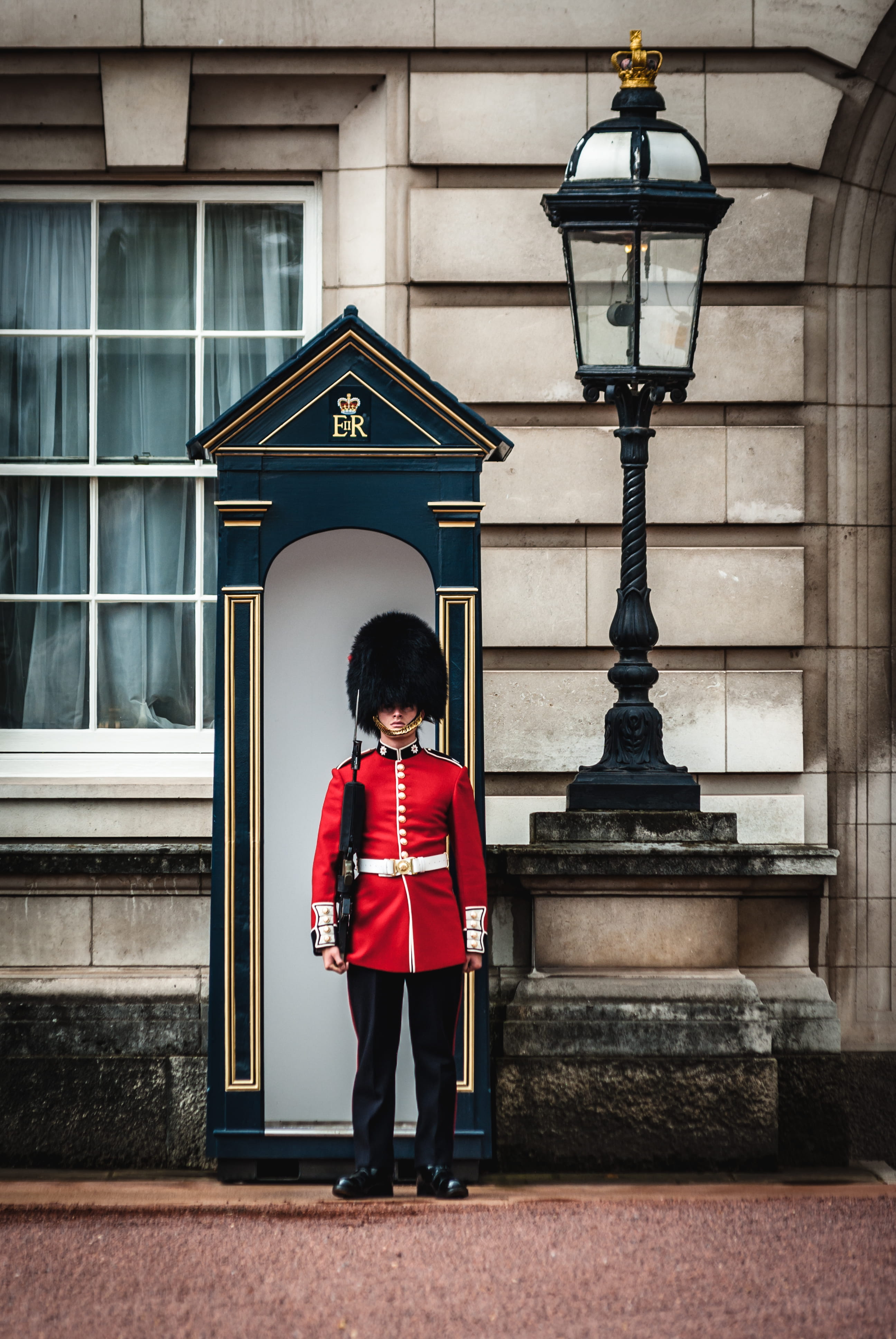 royal, daylight, men, day, architecture, uniform, lamp, building, rear view, lifestyles, united kingdom, london, person, lantern, outdoors, government, Phone HD Wallpaper