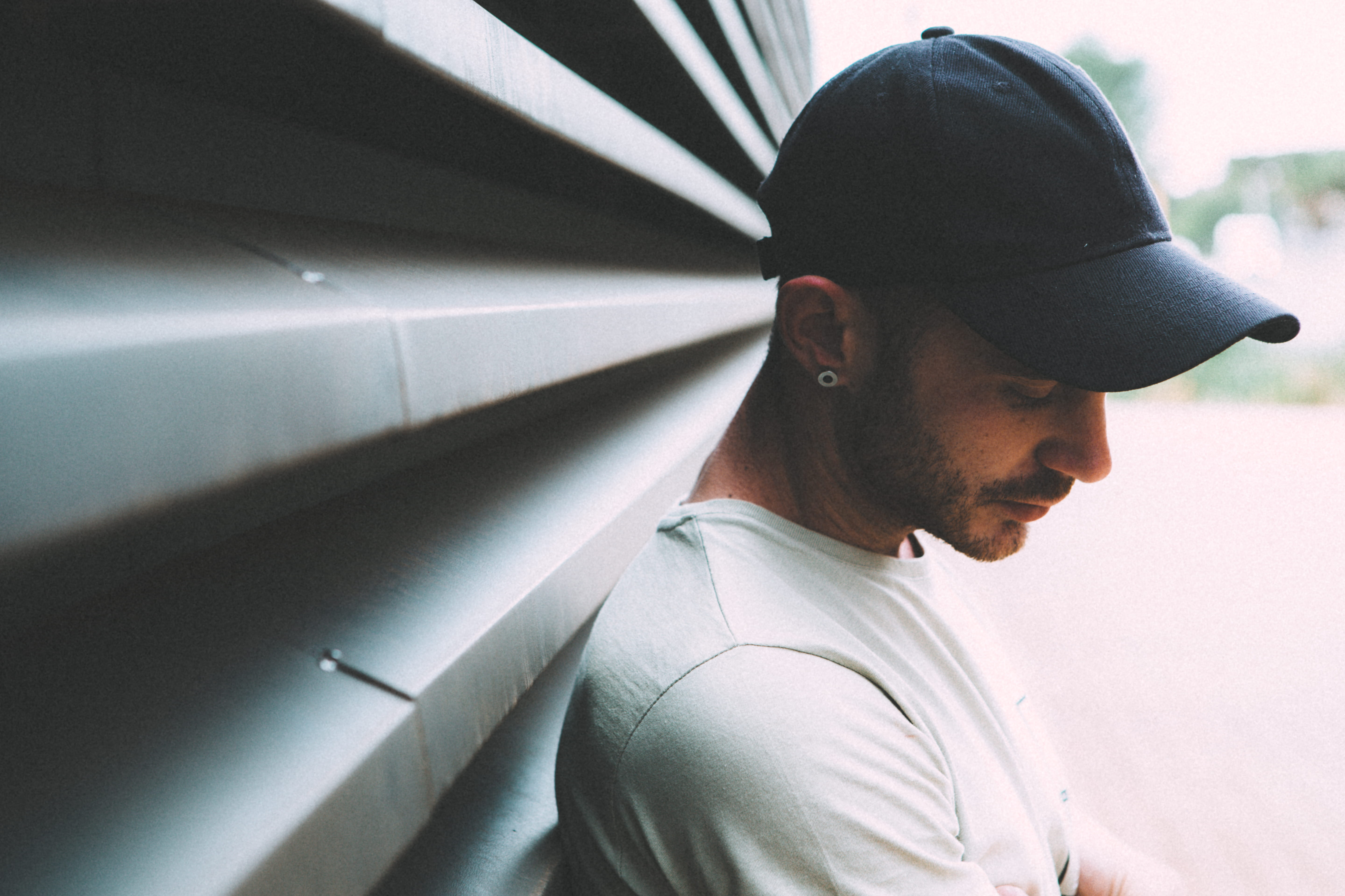side view, man, shirt, 5K, leaning, baseball cap, clothing, wearing, facial hair, portrait, hat, beard, day, architecture, gray, contemplation, cap, style, HD Wallpaper