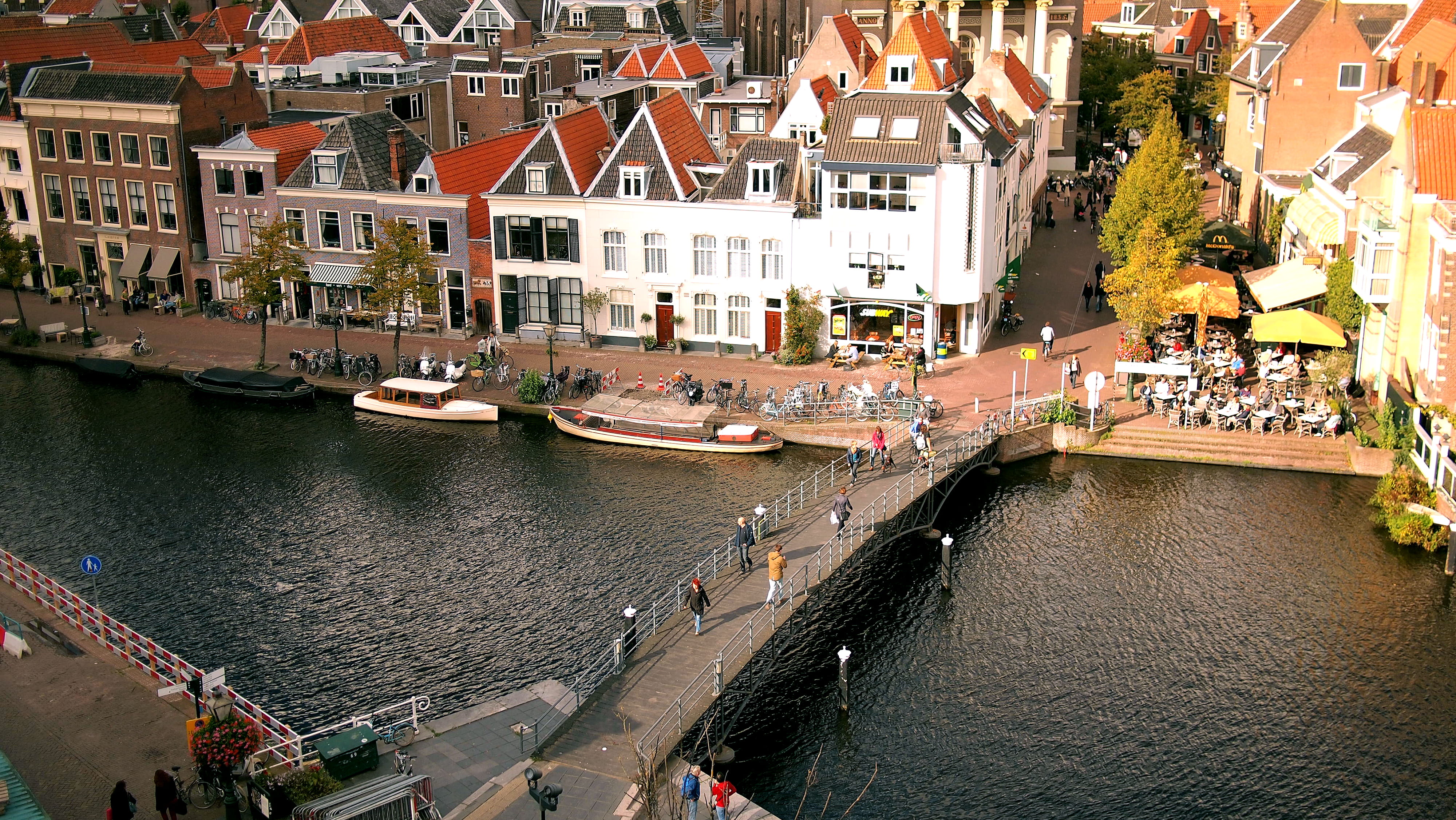 incidental people, canal, history, facade, water, architecture, nature, sunny, heritage, nederland, house, leiden, building exterior, netherland, large group of people, HD Wallpaper