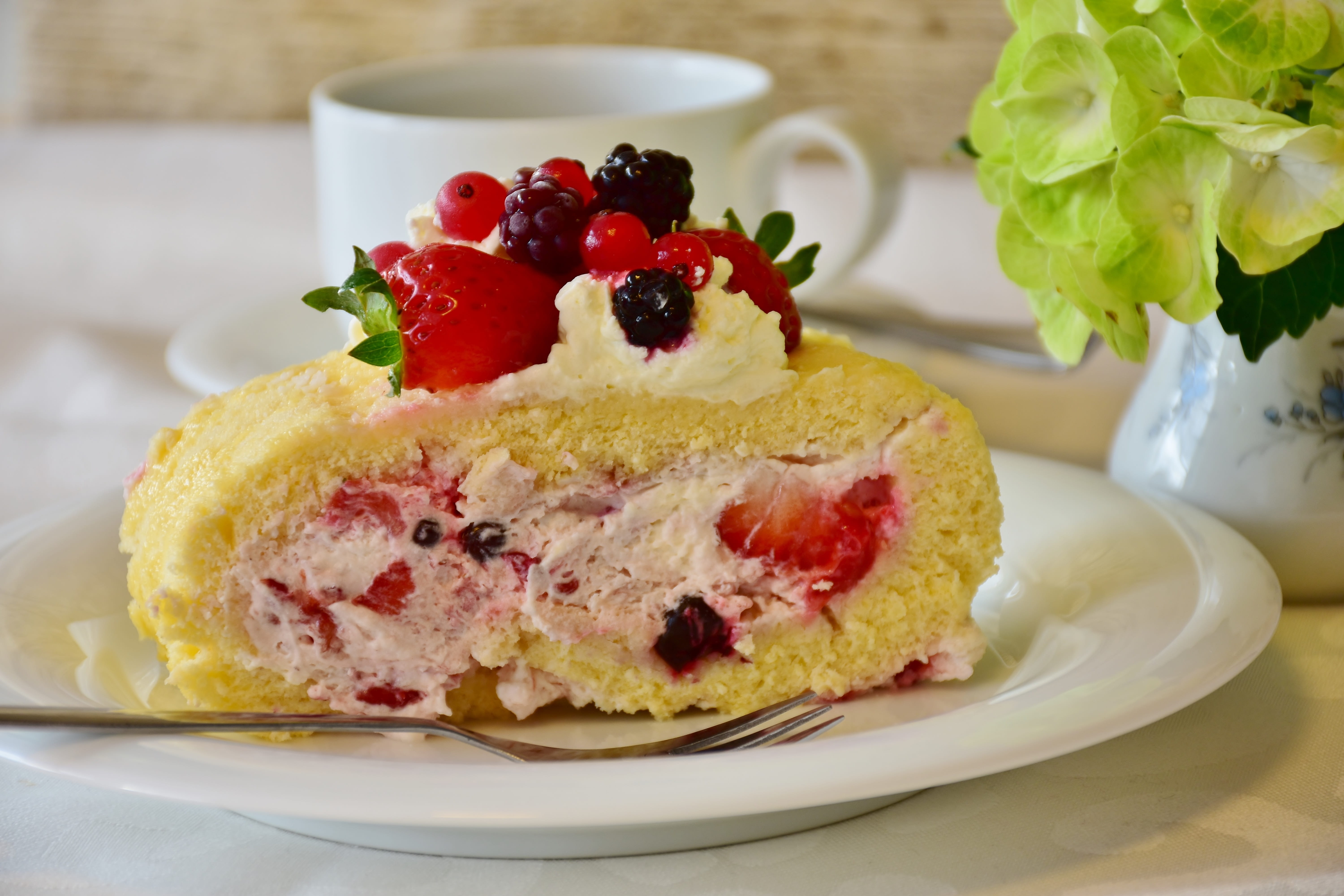 temptation, refreshment, eating utensil, cream, gourmet, berry red, delicious, ready-to-eat, food and drink, stainless, pastries, red currant, strawberry cake, HD Wallpaper