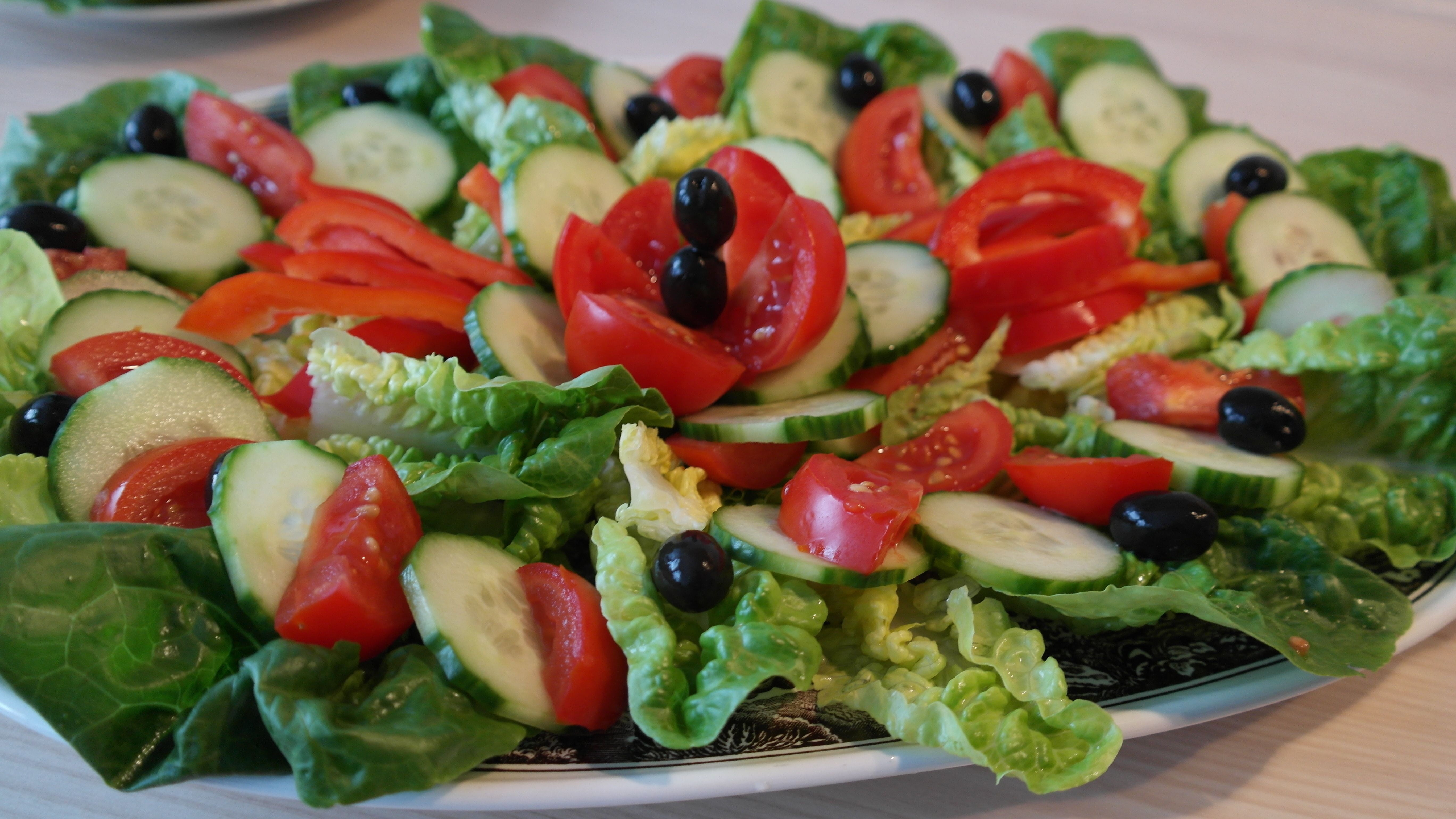 freshness, green, vitamins, cucumber, tomato, frisch, white, salad, salad plate, vegetables, food, paprika, vegetarian food, variation, vegetable, no people, HD Wallpaper
