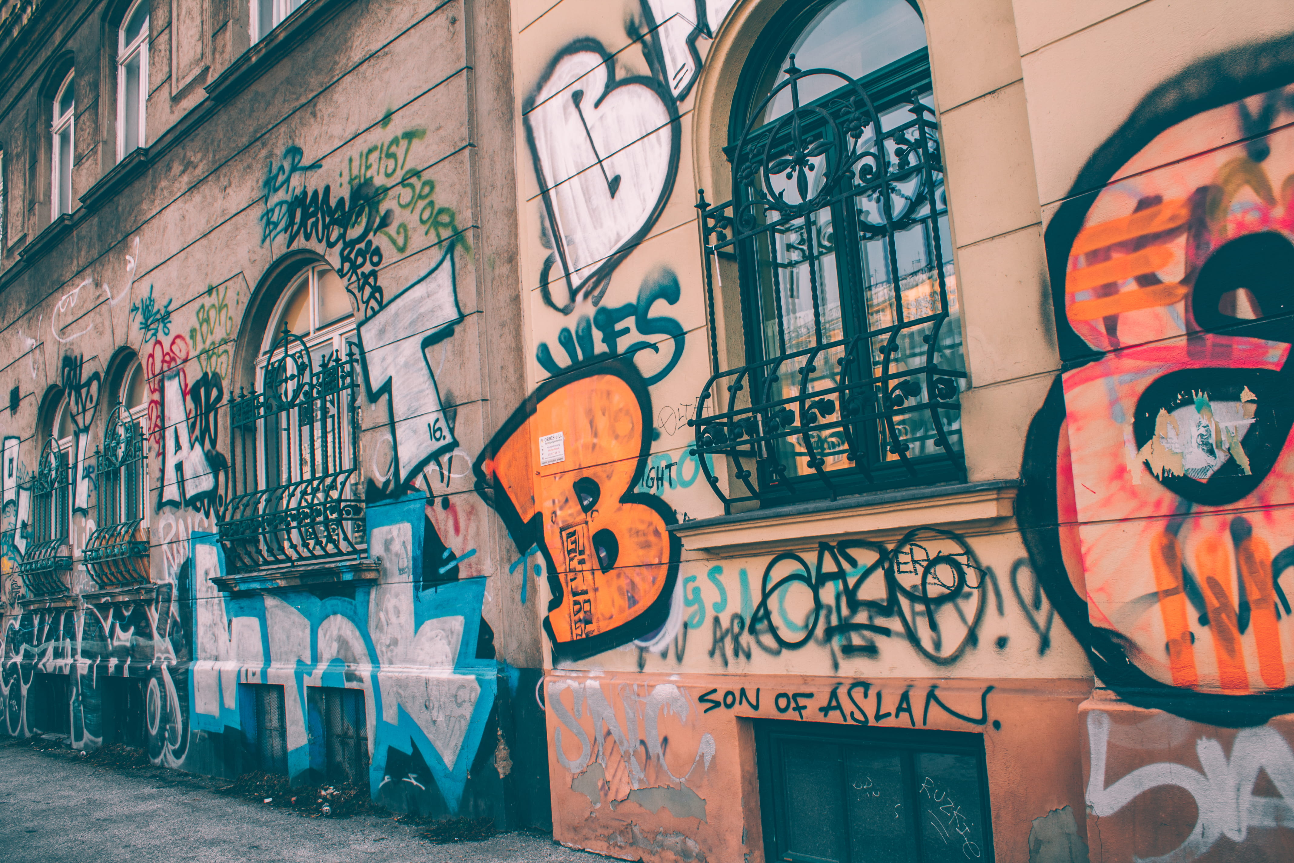 graffiti, city, building exterior, day, vienna, outdoors, austria, mural, window, communication, art and craft, text, building, architecture, 4K, creativity, HD Wallpaper