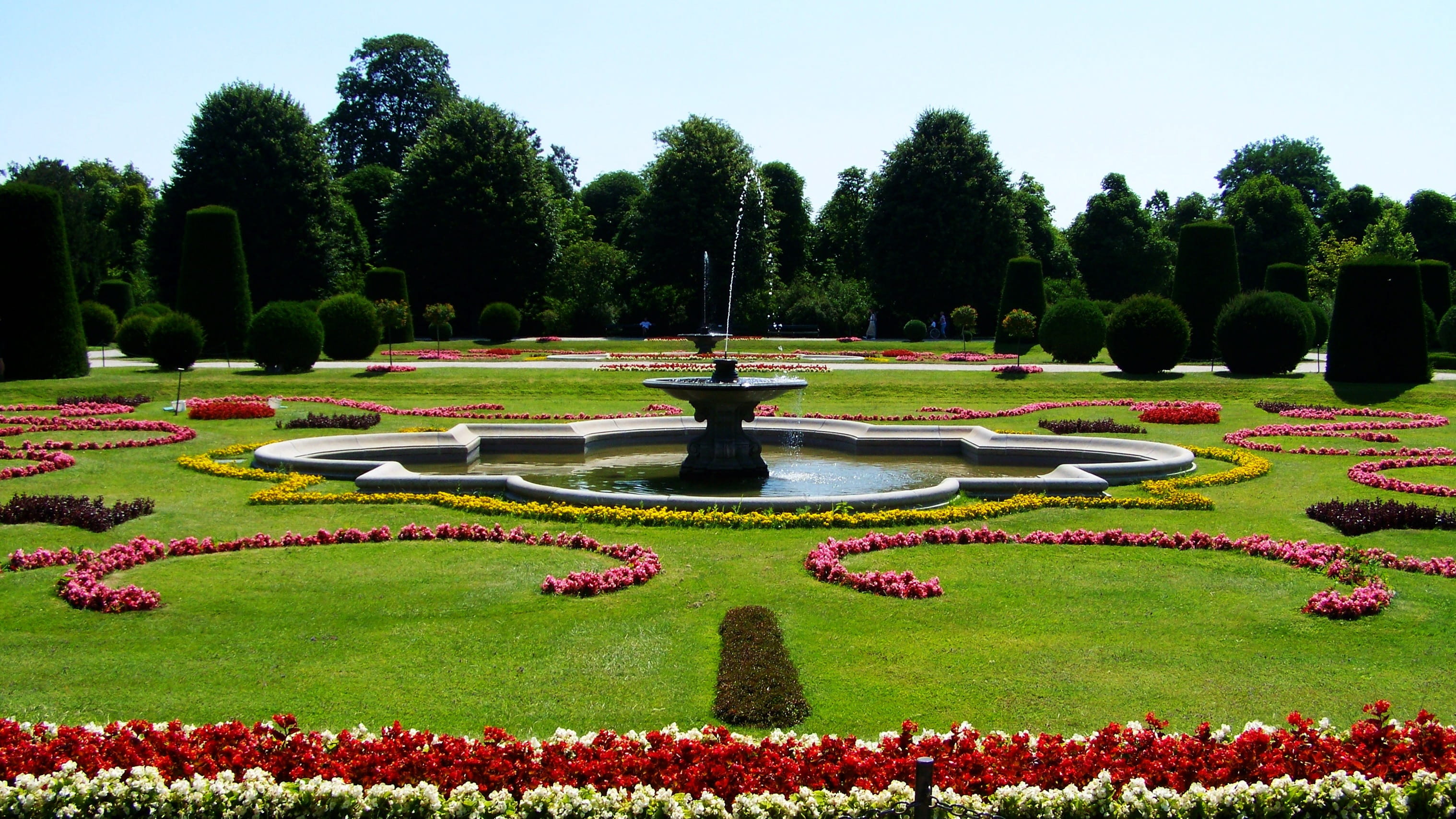 sky, tree, 2K, park - man made space, Schönbrunn, hedge, grass, garden path, growth, Castle Park, flowerbed, green color, tranquility, Vienna, ornamental garden, HD Wallpaper