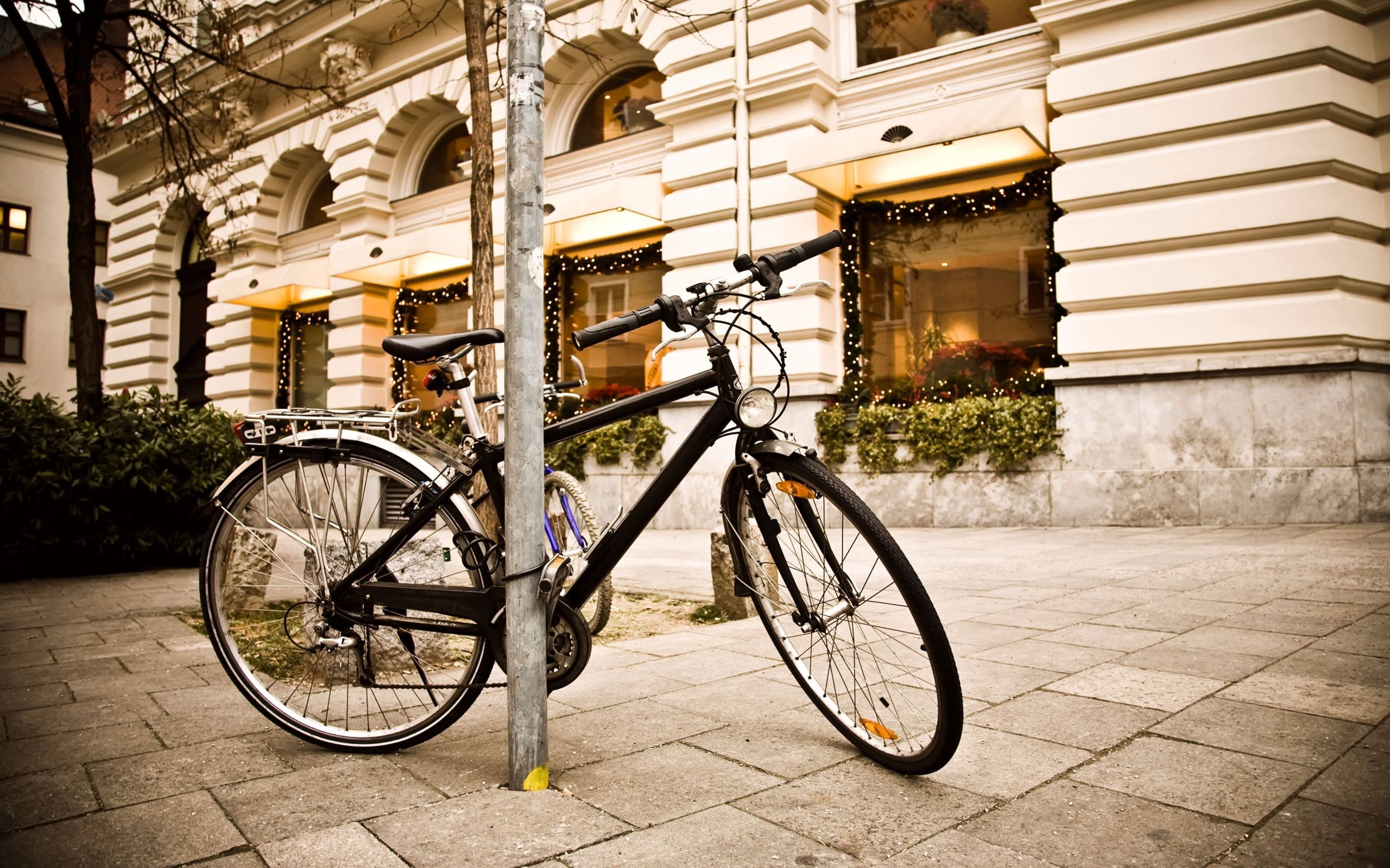 sunlight, mountain, building exterior, wheel, parking, building, footpath, 2K, bicycle, bike, city, sidewalk, nature, architecture, mode of transportation, HD Wallpaper