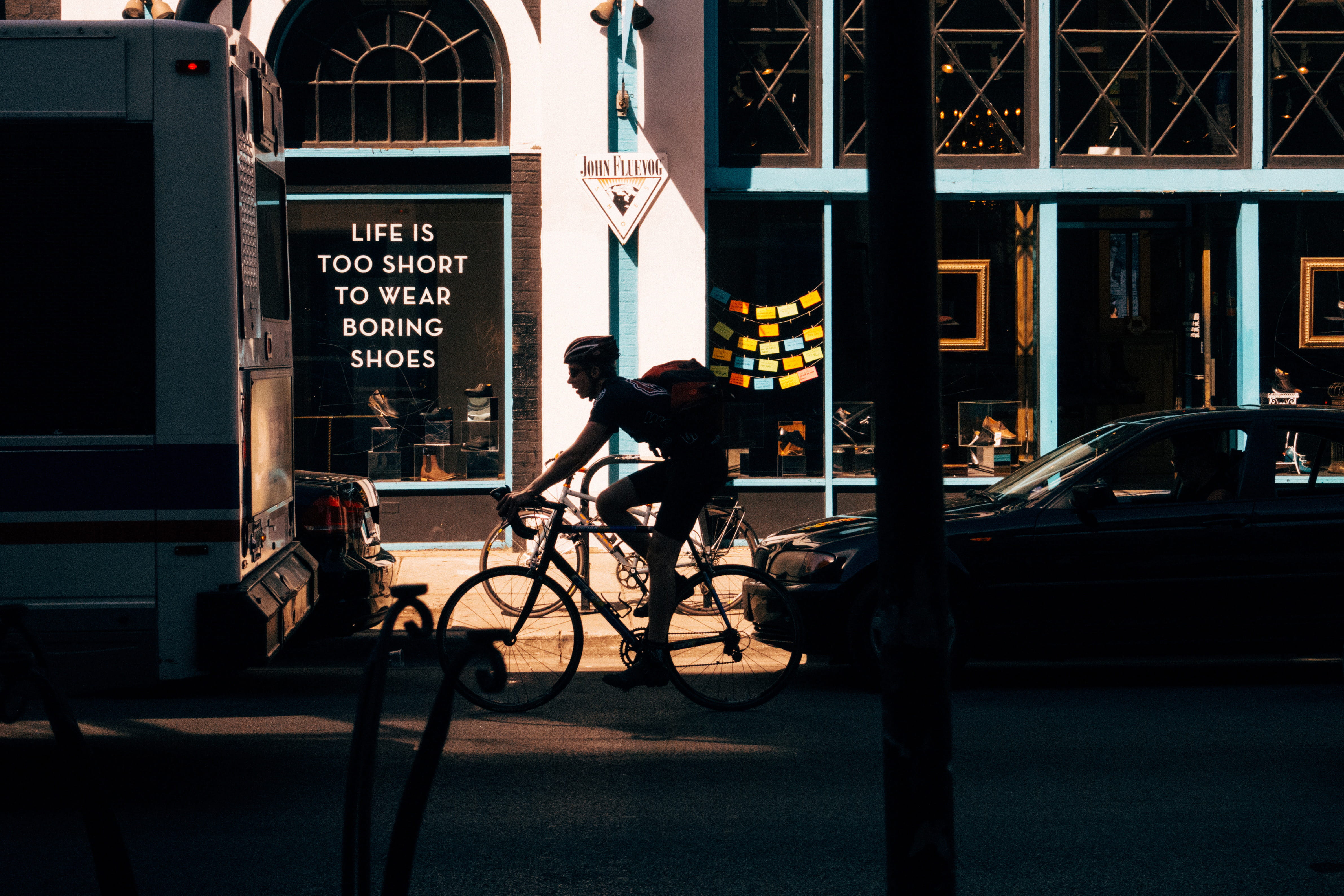 outdoors, real people, men, city life, cycling, street, architecture, bikes, built structure, city and Urban, car, riding, bicycle, motor vehicle, HD Wallpaper