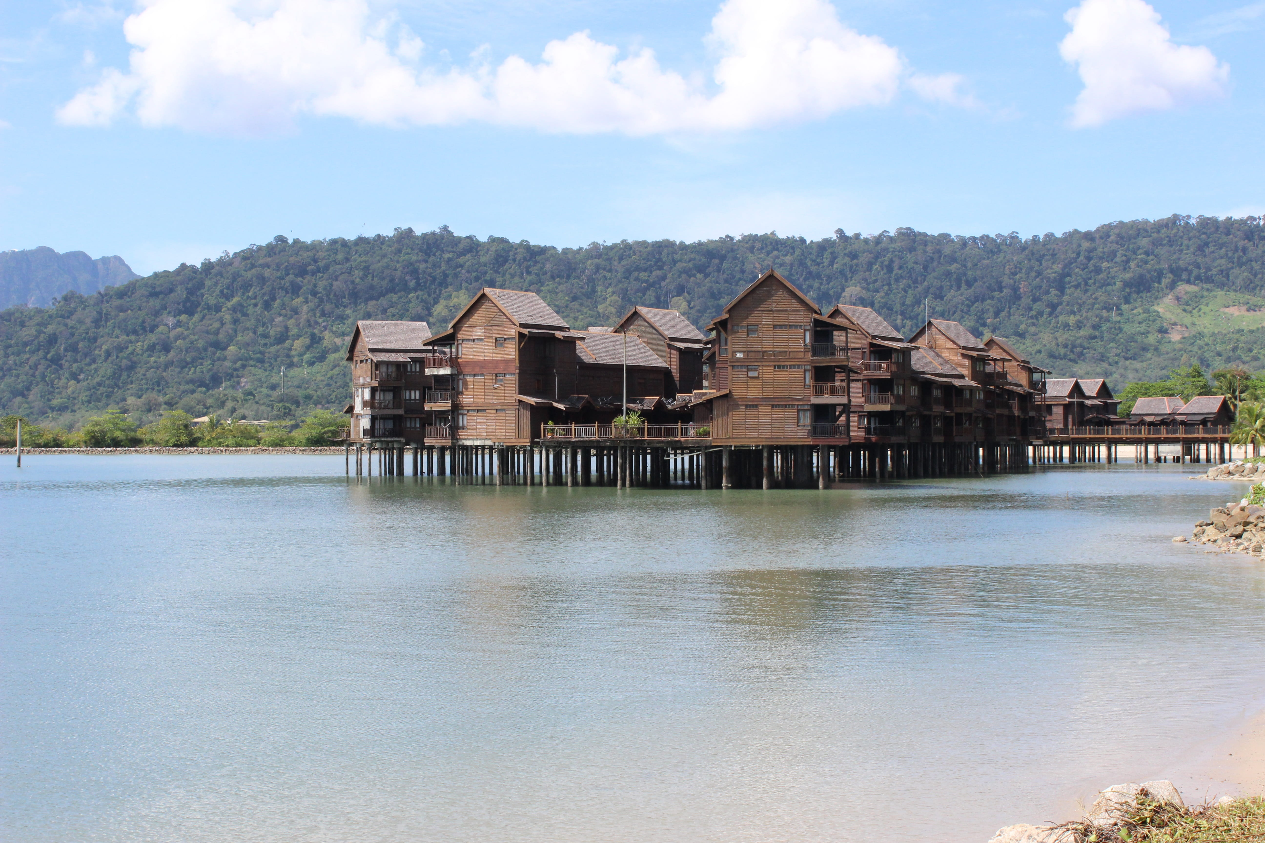 Houseboat, landscape, travel destinations, 5K, outdoors, day, house, building exterior, lake, Langkawi, holiday, tree, hotel, waterfront, built structure, HD Wallpaper