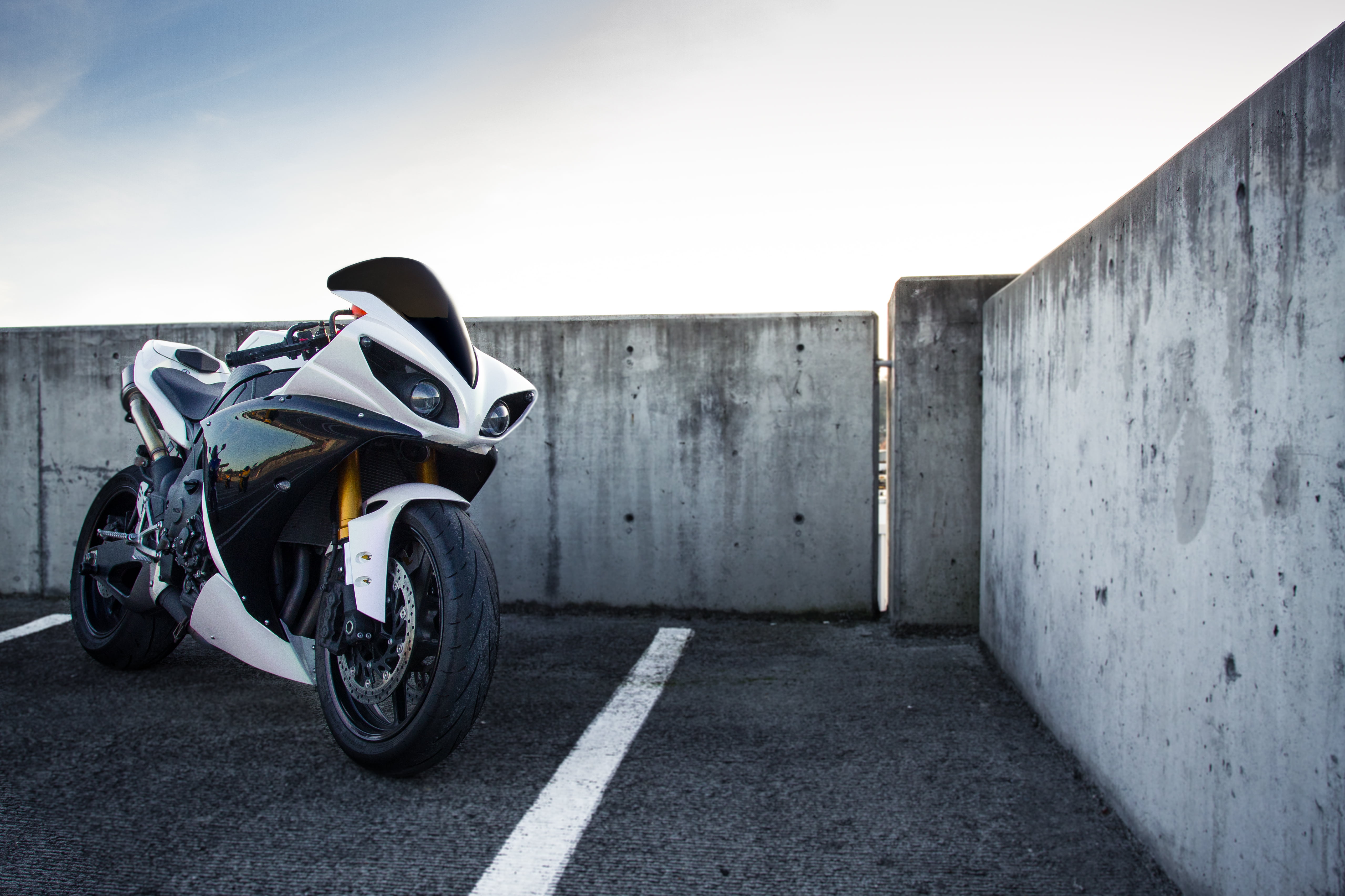 crash helmet, architecture, black, bike, sky, sports, yzf-r1, 4K, one person, outdoors, built structure, clouds, nature, travel, white, motorcycle, city, HD Wallpaper
