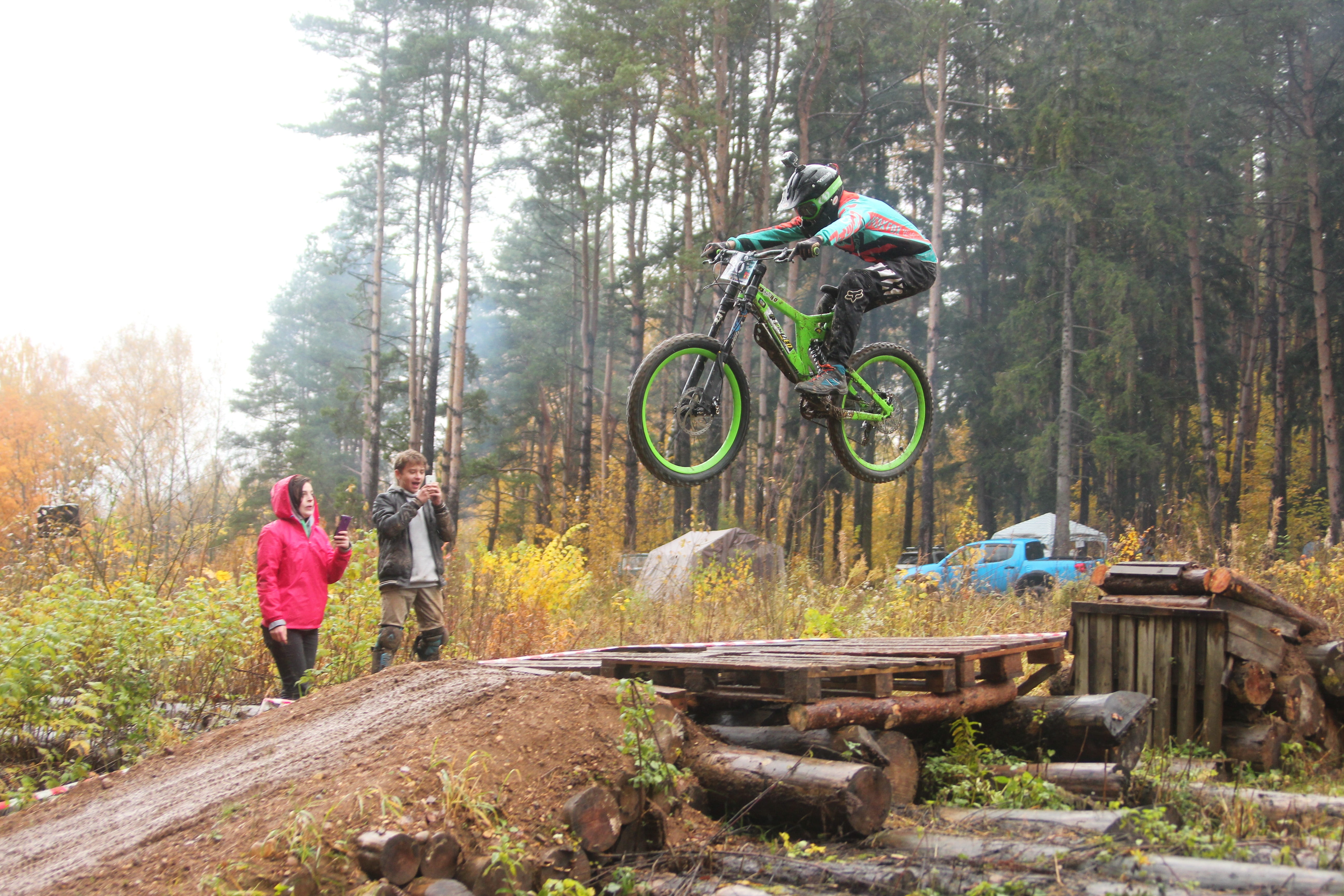 mature men, headwear, race, cyclist, nature, extreme, bicycle, downhill, land, arrival, full length, sport, check-in, autumn, real people, competition, HD Wallpaper
