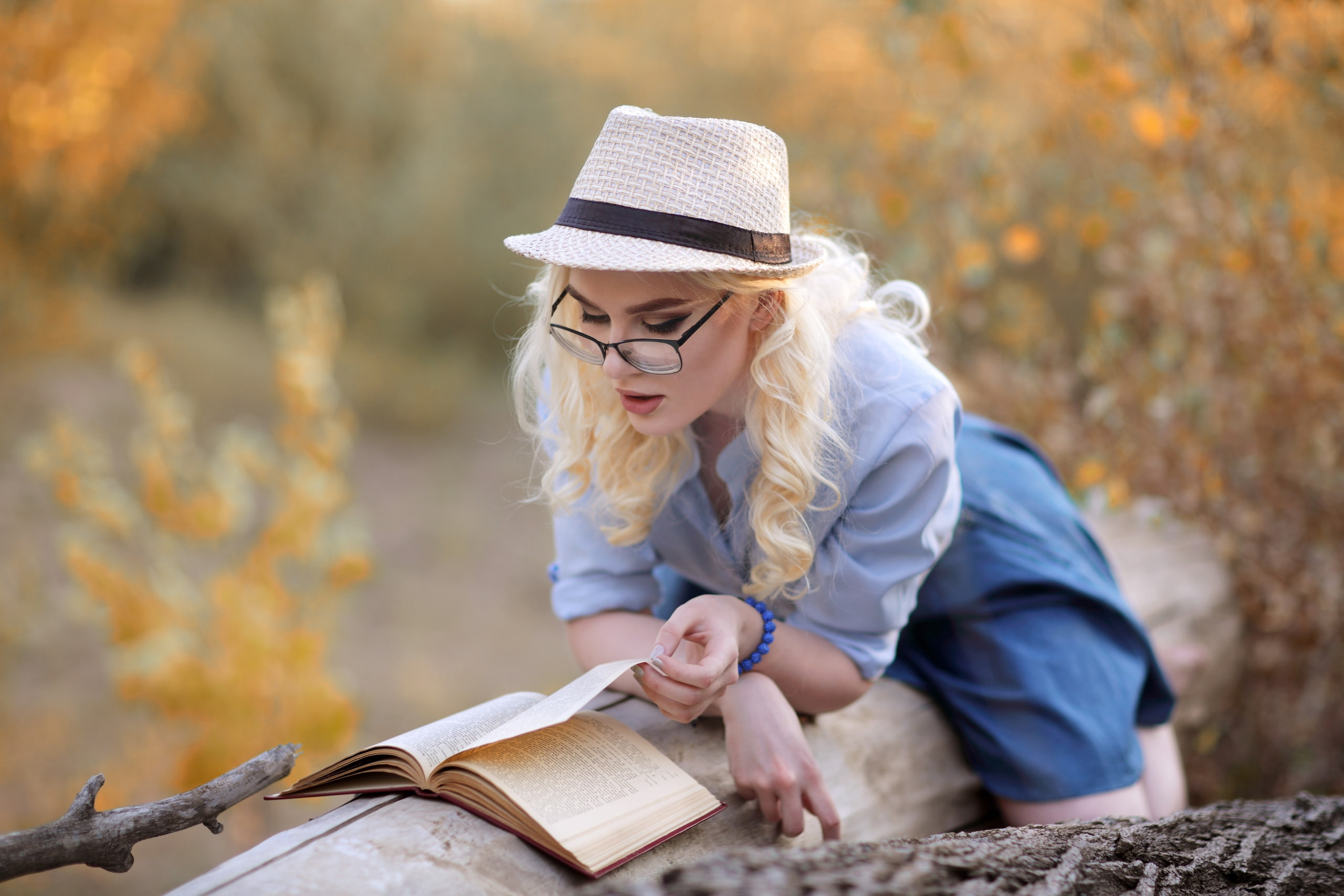 Murat Kuzhakhmetov, hat, books, women, women outdoors, women with glasses, reading, 2K, blonde, HD Wallpaper
