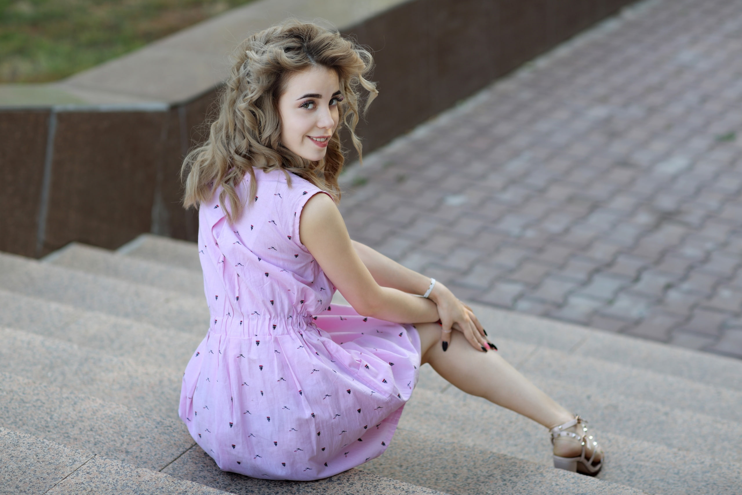 young adult, young women, lifestyles, 2K, leisure activity, focus on foreground, blonde, dress, stairs, looking at camera, portrait, looking back, beautiful woman, HD Wallpaper