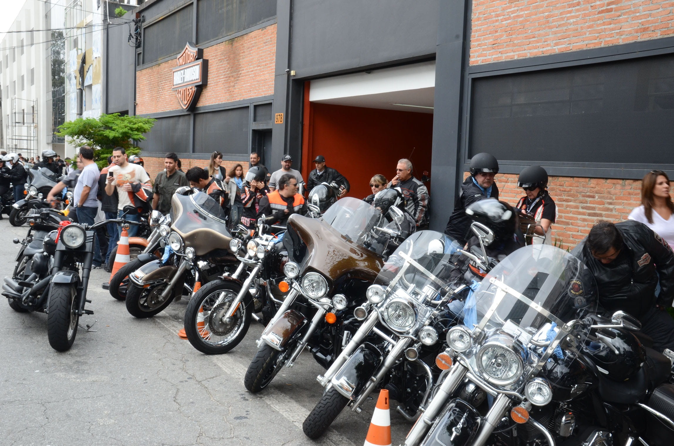 Beautiful, outdoors, mode of transportation, government, crowd, motorcycle, architecture, adult, love, transportation, crash helmet, city, women, men, helmet, HD Wallpaper
