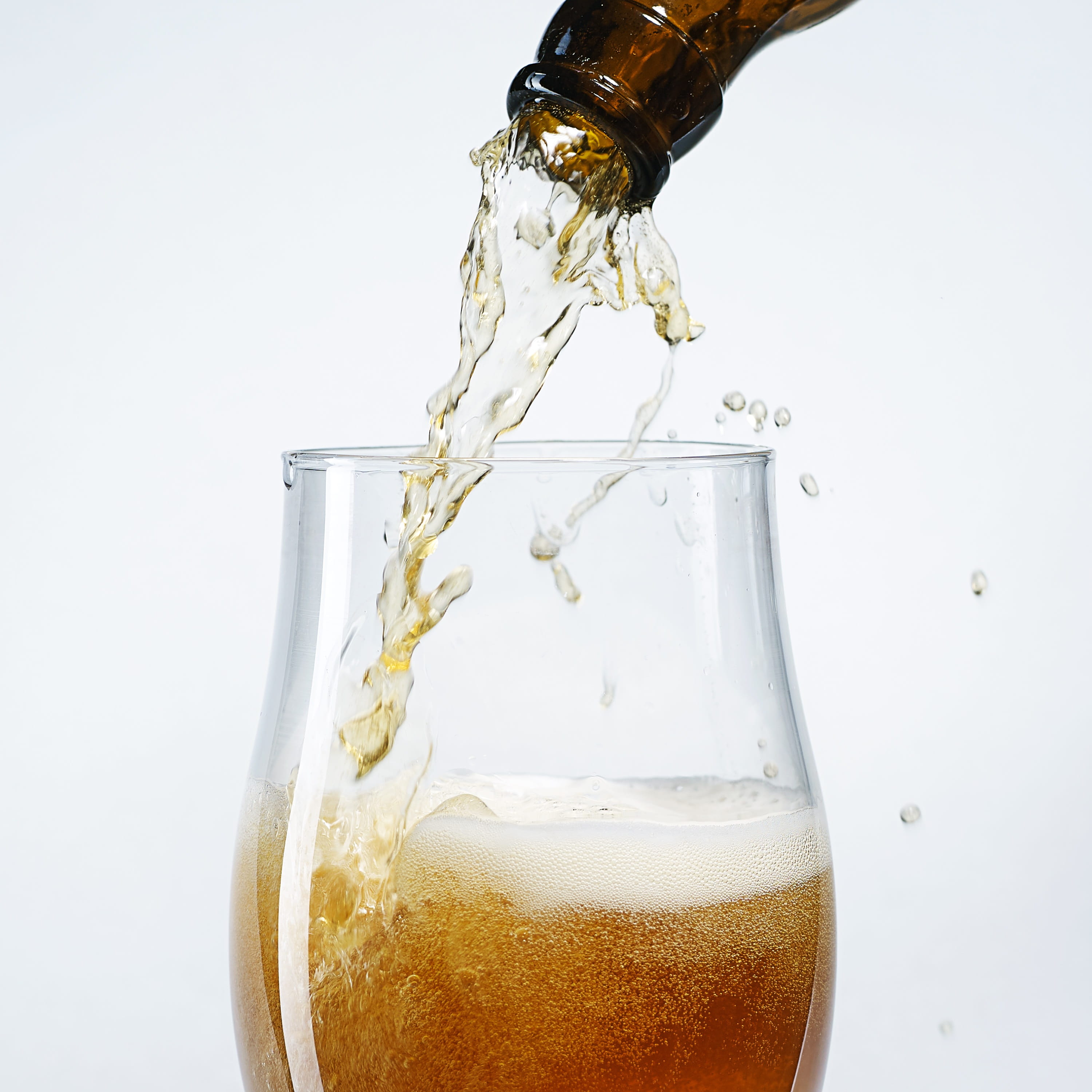 drops, white background, flowing, collation, beer, indoors, glass - material, glass, liquid, delicious, still life, packshot, container, food and drink, Phone HD Wallpaper