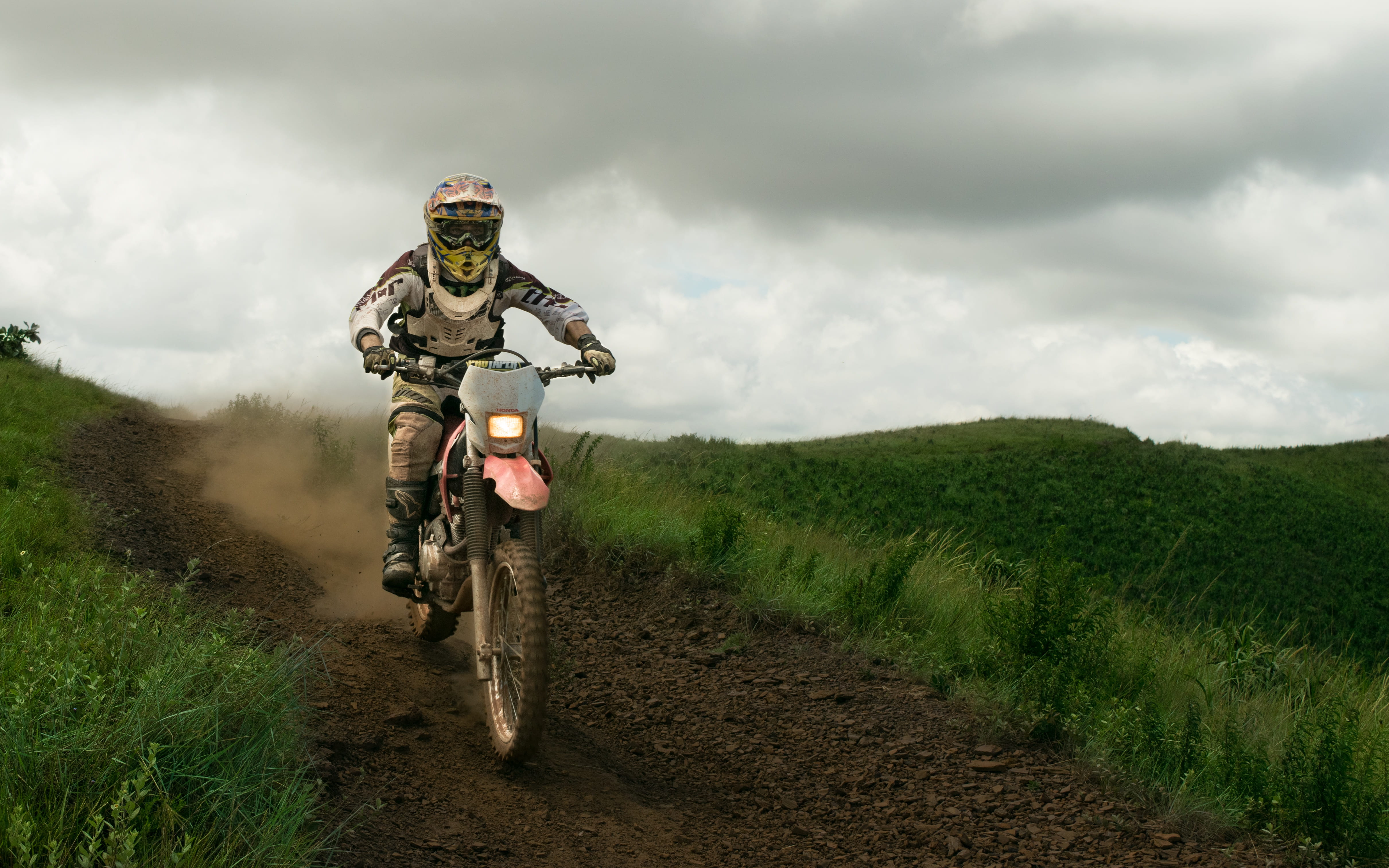 4K, motorcyclist, day, person, headwear, green, riding, white, track, bike, speed, motorcycle, mode of transportation, nature, motocross, grass, daytime, HD Wallpaper