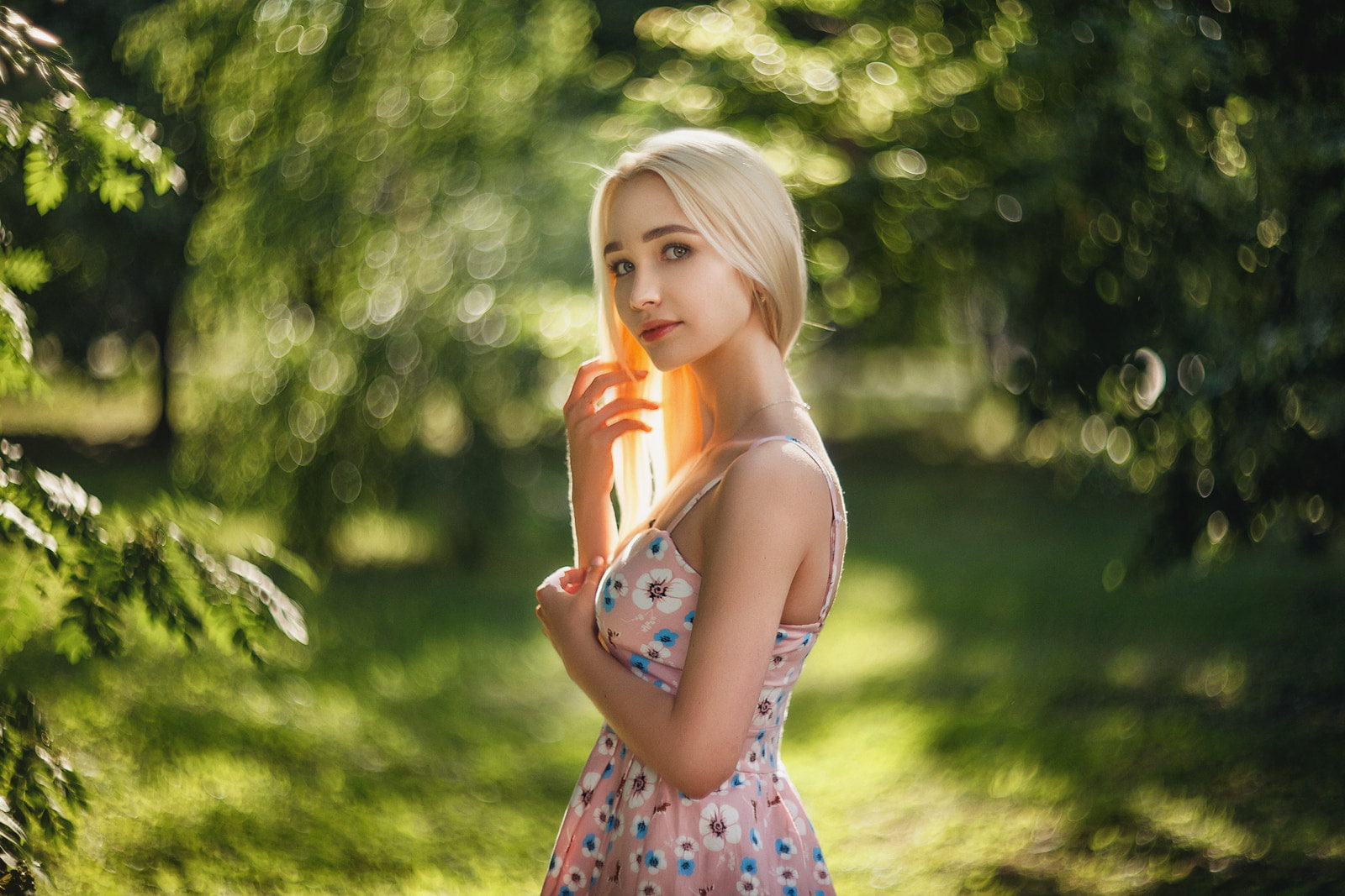 standing, lifestyles, depth of field, looking at camera, outdoors, one person, women outdoors, young women, leisure activity, hairstyle, real people, blonde, HD Wallpaper