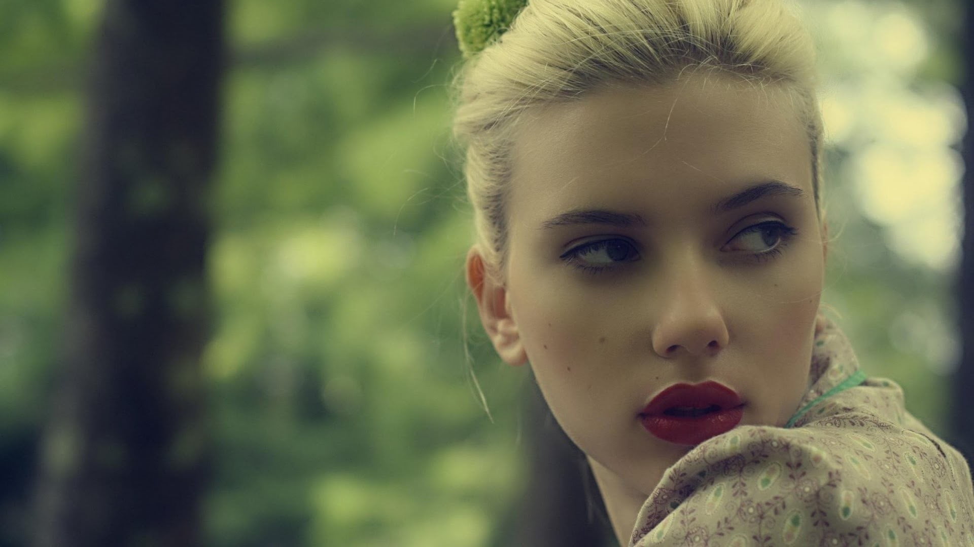 looking at camera, beauty, 1080P, plant, gray, close-up, human body part, human face, s, Scarlett Johansson, headshot, day, adult, outdoors, one person, HD Wallpaper