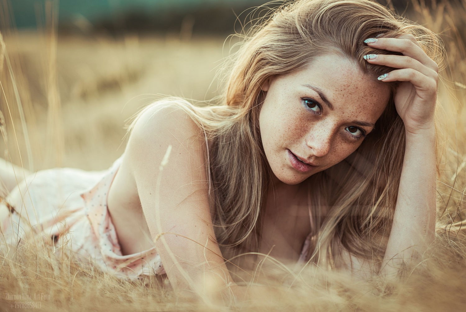 women, freckles, women outdoors, looking at viewer, Olga Kobzar, lying down, 720P, field, HD Wallpaper