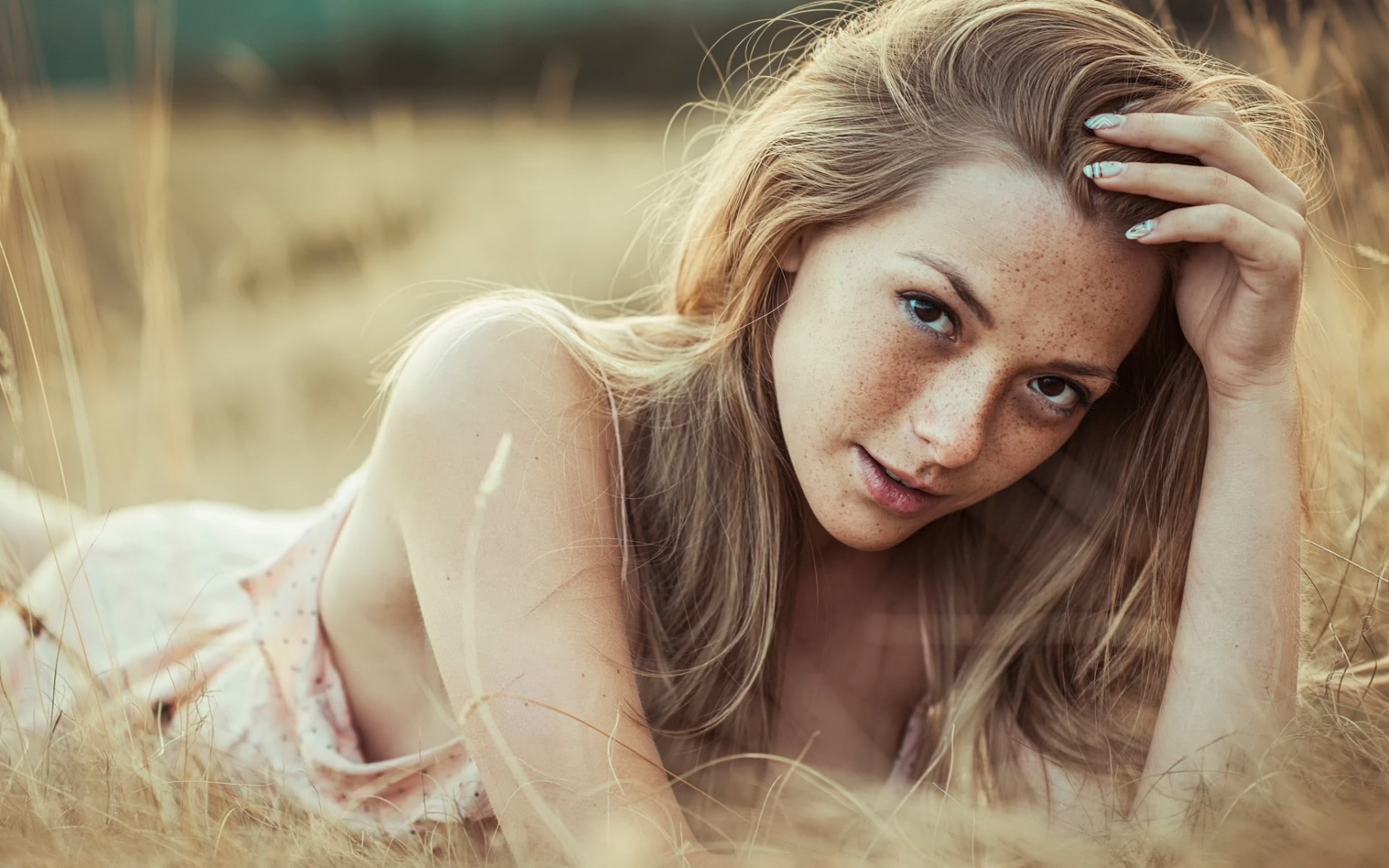 1080P, women, freckles, field, women outdoors, model, nature, brown eyes, lying on front, face, grass, looking at viewer, bare shoulders, Olga Kobzar, HD Wallpaper